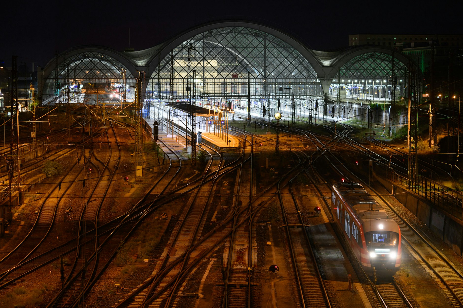 Der Dresdener Hauptbahnhof ist derzeit von Berlin aus nur über Umwege zu erreichen.