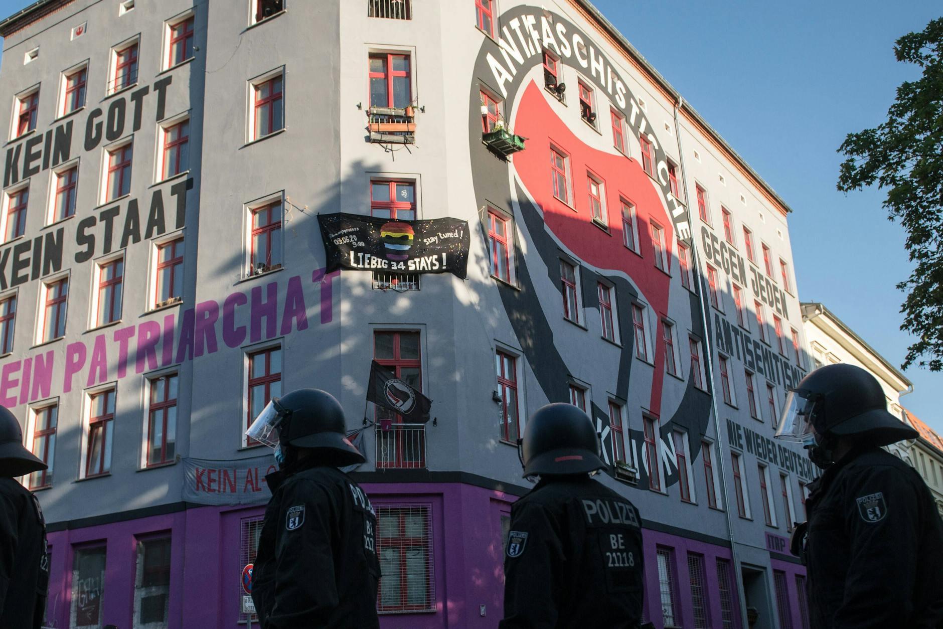 Das linke Hausprojekt Scharni38 in Berlin-Friedrichshain. An der Fassade steht seit vier Jahren „Gegen jeden Antisemitismus. Nie wieder Deutschland“.