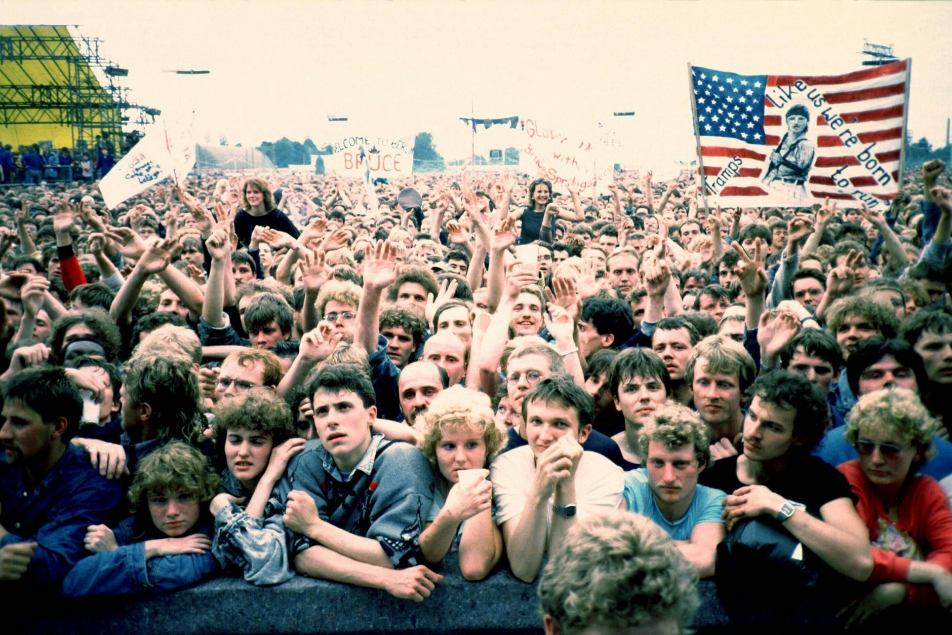 Besucher des Bruce-Springsteen-Konzerts in der Freiluftarena Weißensee