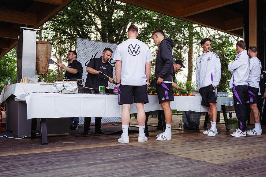 Anstehen für den Gruß aus Berlin: Döner im deutschen Basecamp