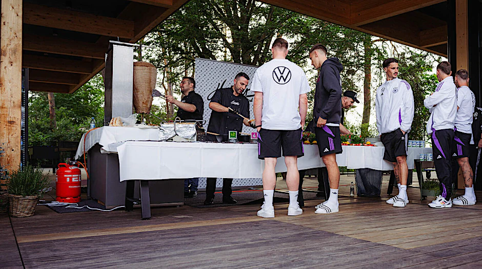 Anstehen für den Gruß aus Berlin: Döner im deutschen Basecamp 