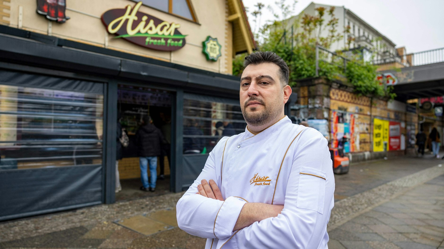 Arif Keles vor seinem Döner-Restaurant am S-Bahnhof Yorckstraße.
