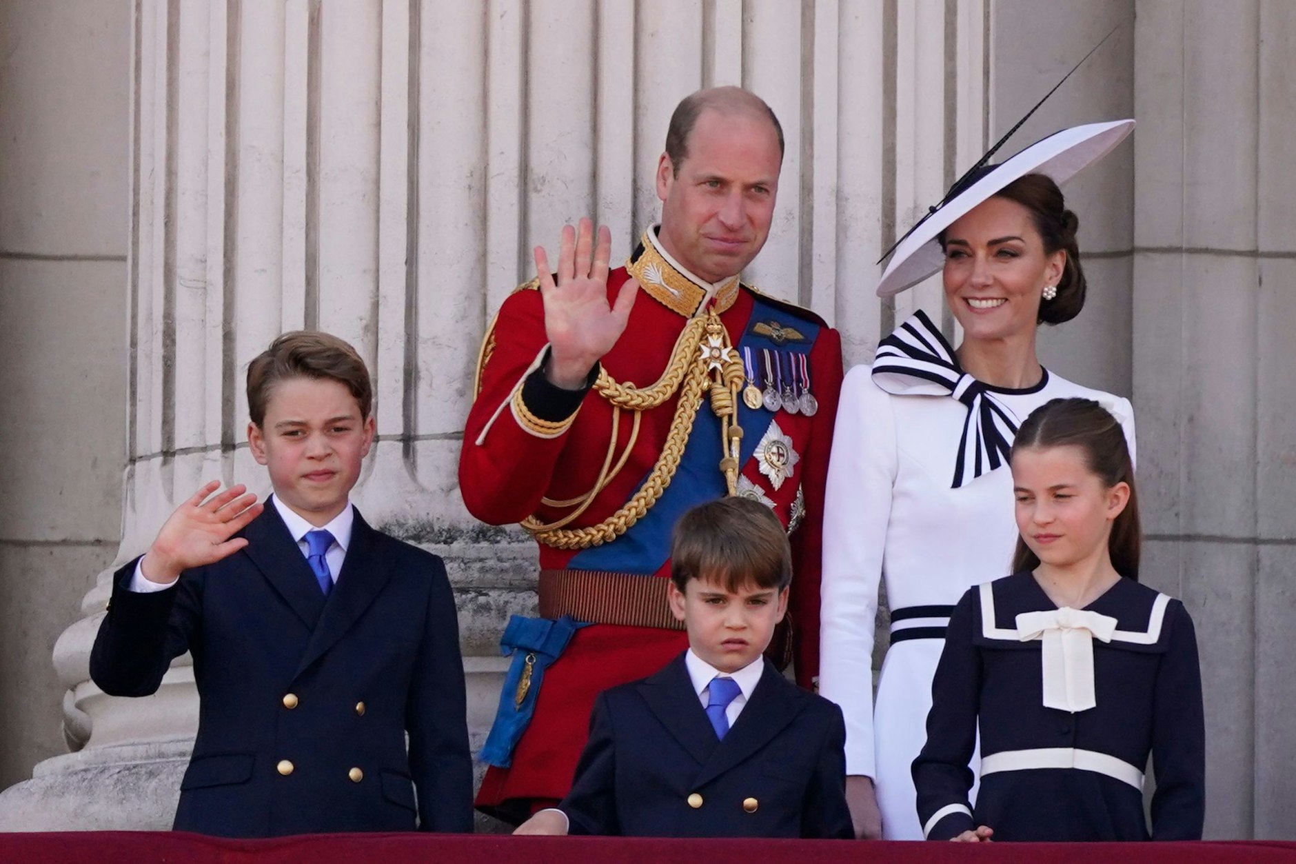 Königsparade mit Kate: Prinz William, Prince of Wales und Kate, Princess of Wales, auf dem Balkon des Buckingham Palastes mit George (l-r), Louis und Charlotte.