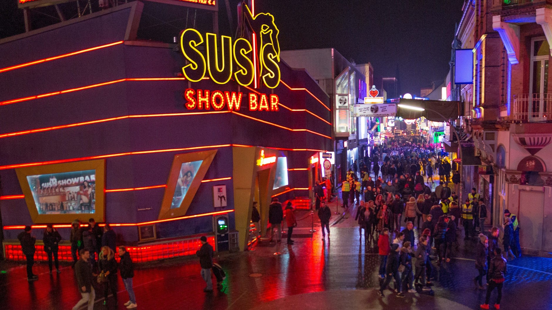 Der Schriftzug verrät das Programm: In „Susis Show Bar“ auf der Ecke von Reeperbahn und Großer Freiheit gibt’s Tabledance.