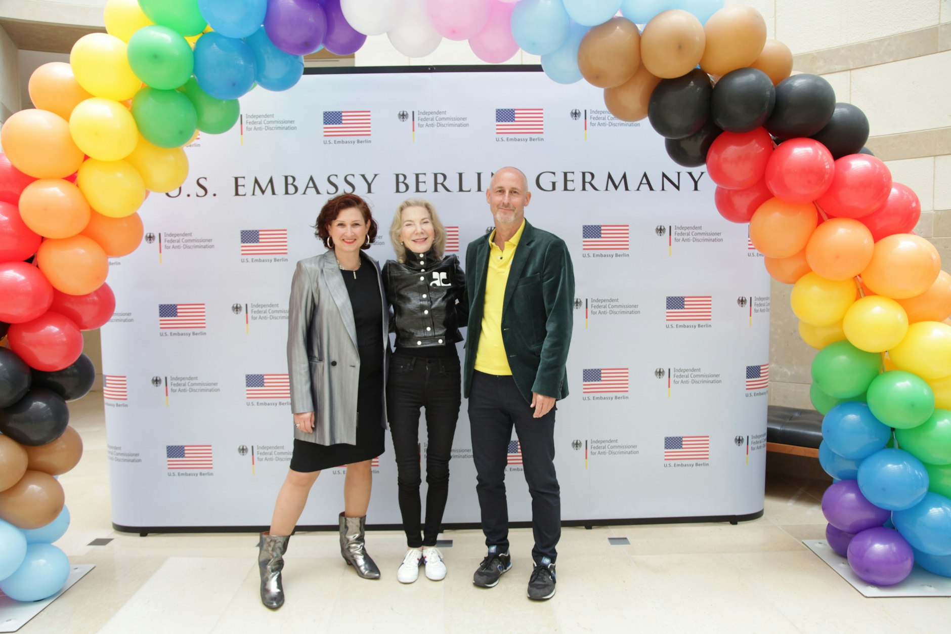 Hielten die Keynotes beim Pride-Empfang in der US-Botschaft (v.l.n.r.): Ferda Ataman, Unabhängige Beauftragte für Antidiskriminierung der Bundesregierung, Dr. Amy Gutmann, US-Botschafterin, und Marcus Urban, Geschäftsführer des Vereins für Vielfalt in Sport und Gesellschaft und Gründer von Diversero