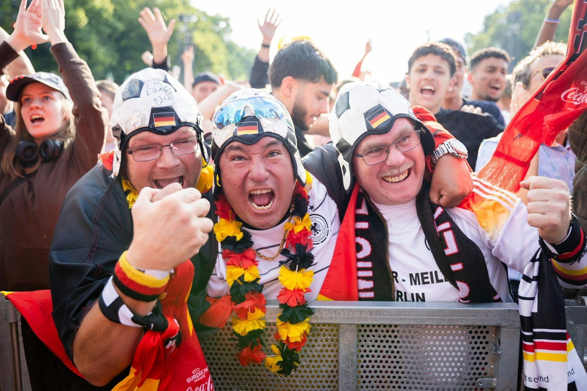 Deutschland-Fans jubeln beim Public Viewing in der Fanzone am Brandenburger Tor, als das 1:0 für Deutschland fällt.&nbsp;