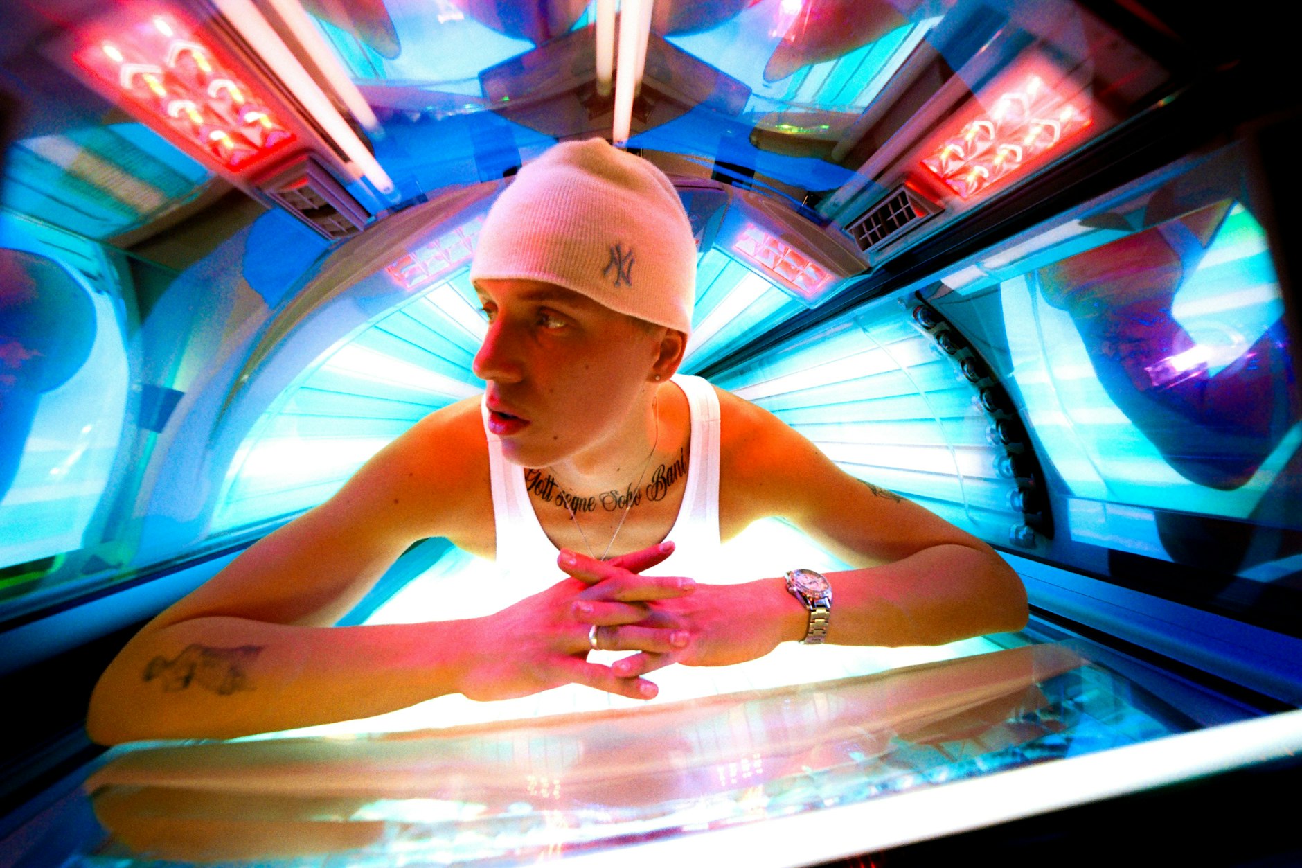 Kalte Zeiten, also schon reif fürs Solarium? Der Weddinger Rapper Soho Bani