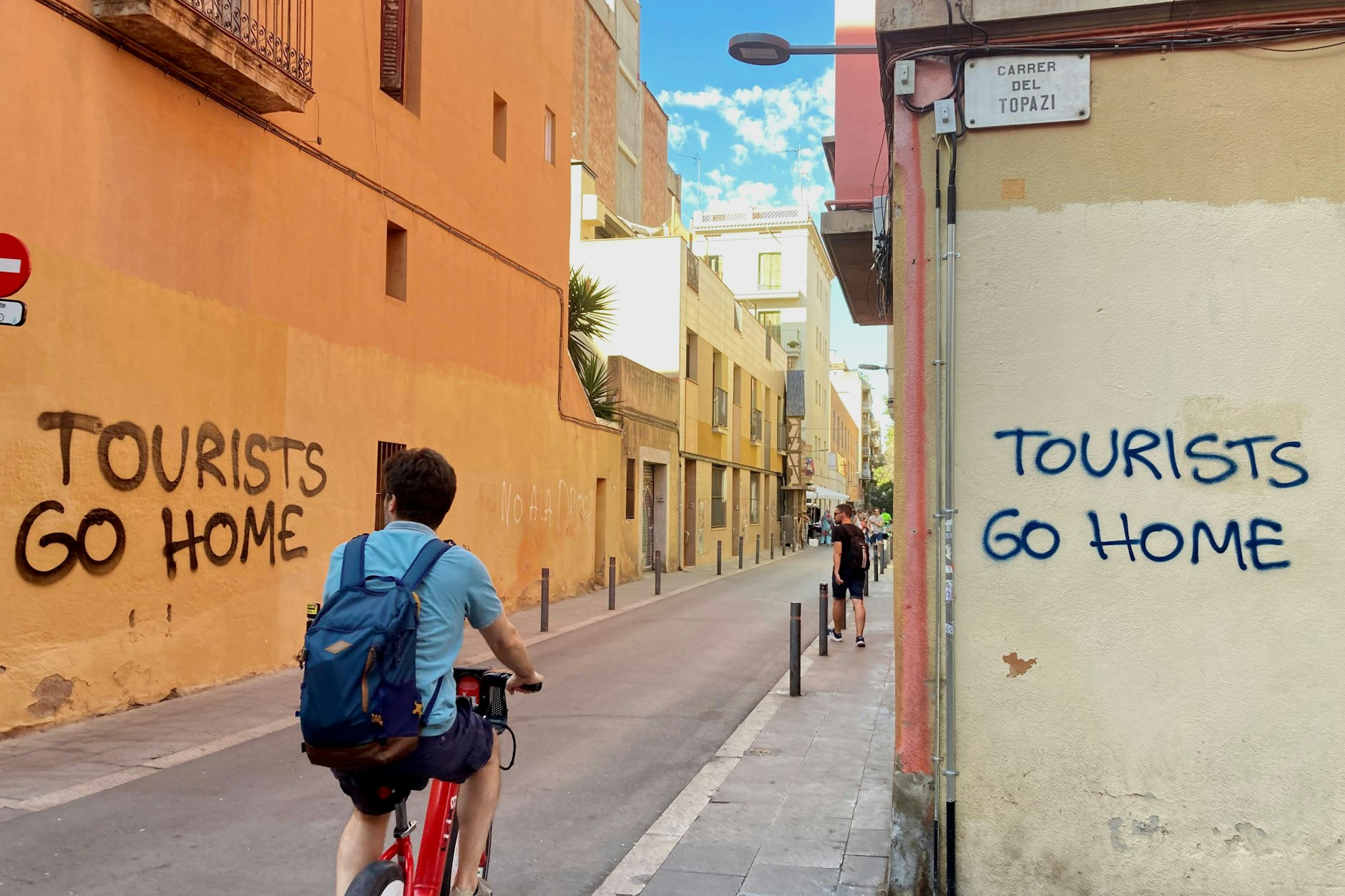 Genervt in Barcelona: Ein an eine Wand im Künstlerviertel Vila de Gràcia gesprühter Schriftzug fordert „Tourists Go Home“.