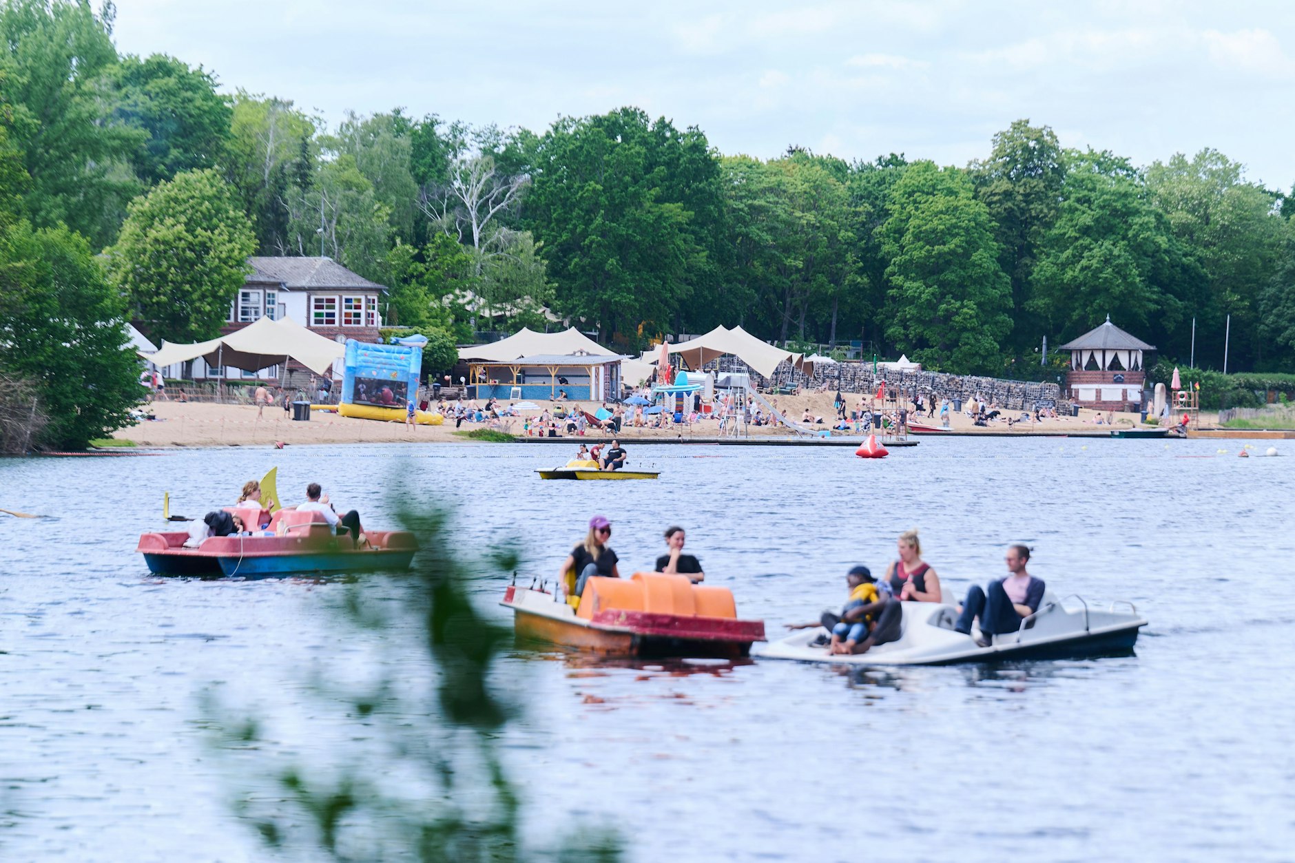 Tretboote sind vor dem Strandbad Plötzensee unterwegs.