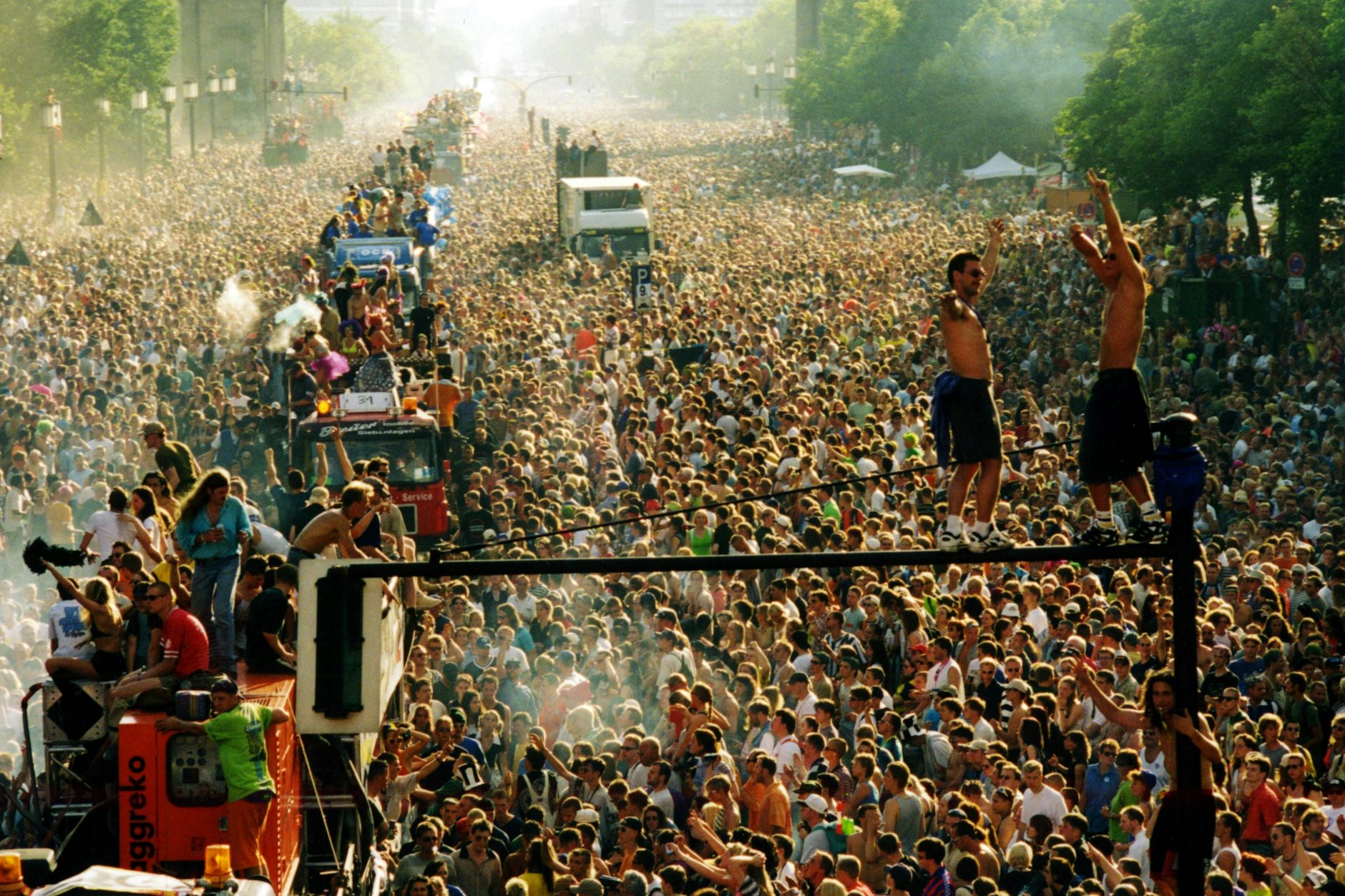 Menschenmassen feiern auf der Straße des 17. Juni die Loveparade rund um den Jahrtausendwechsel.