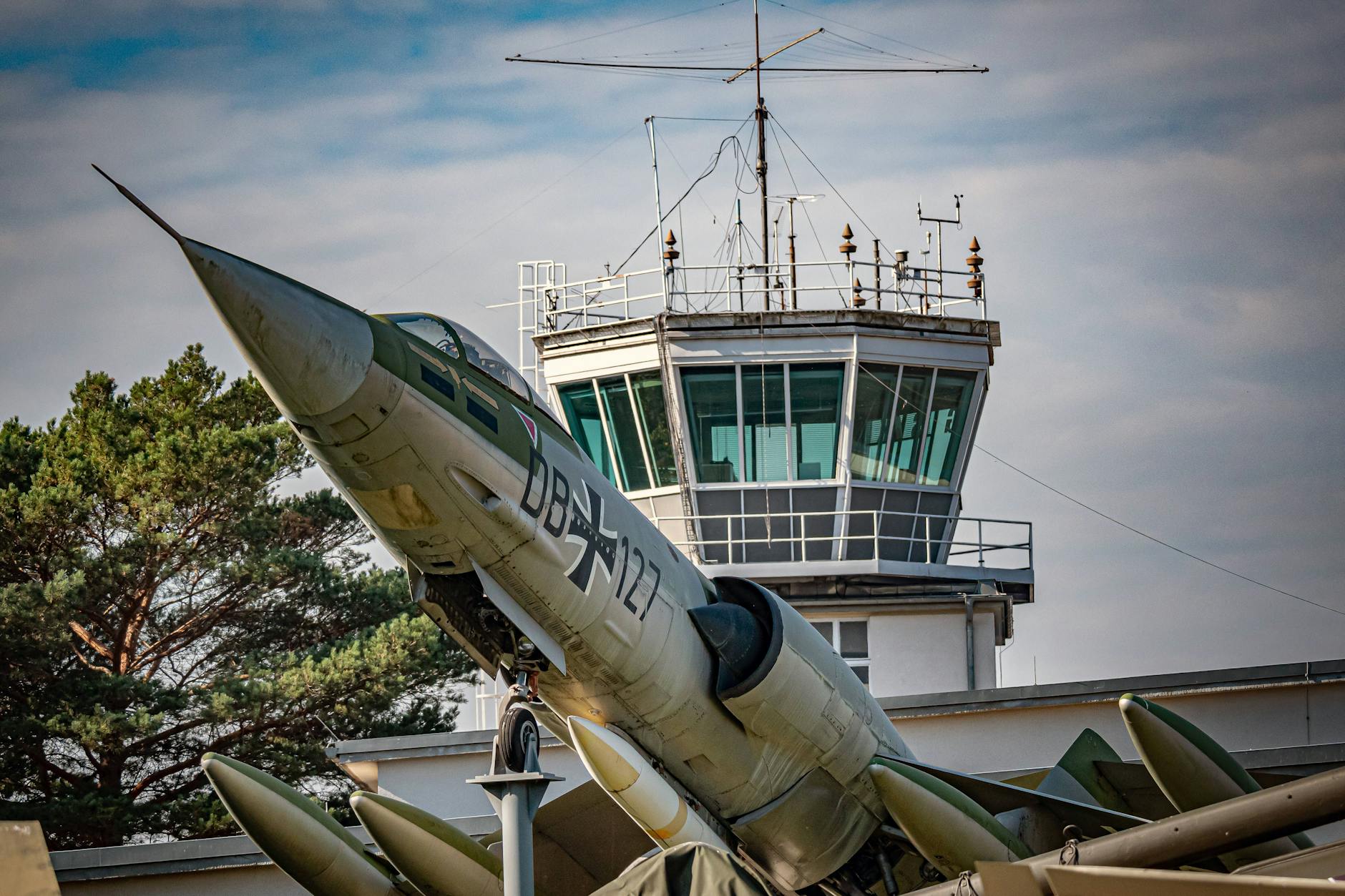 Auf dem Flugplatz in Berlin-Gatow werden historische Militärmaschinen gezeigt.