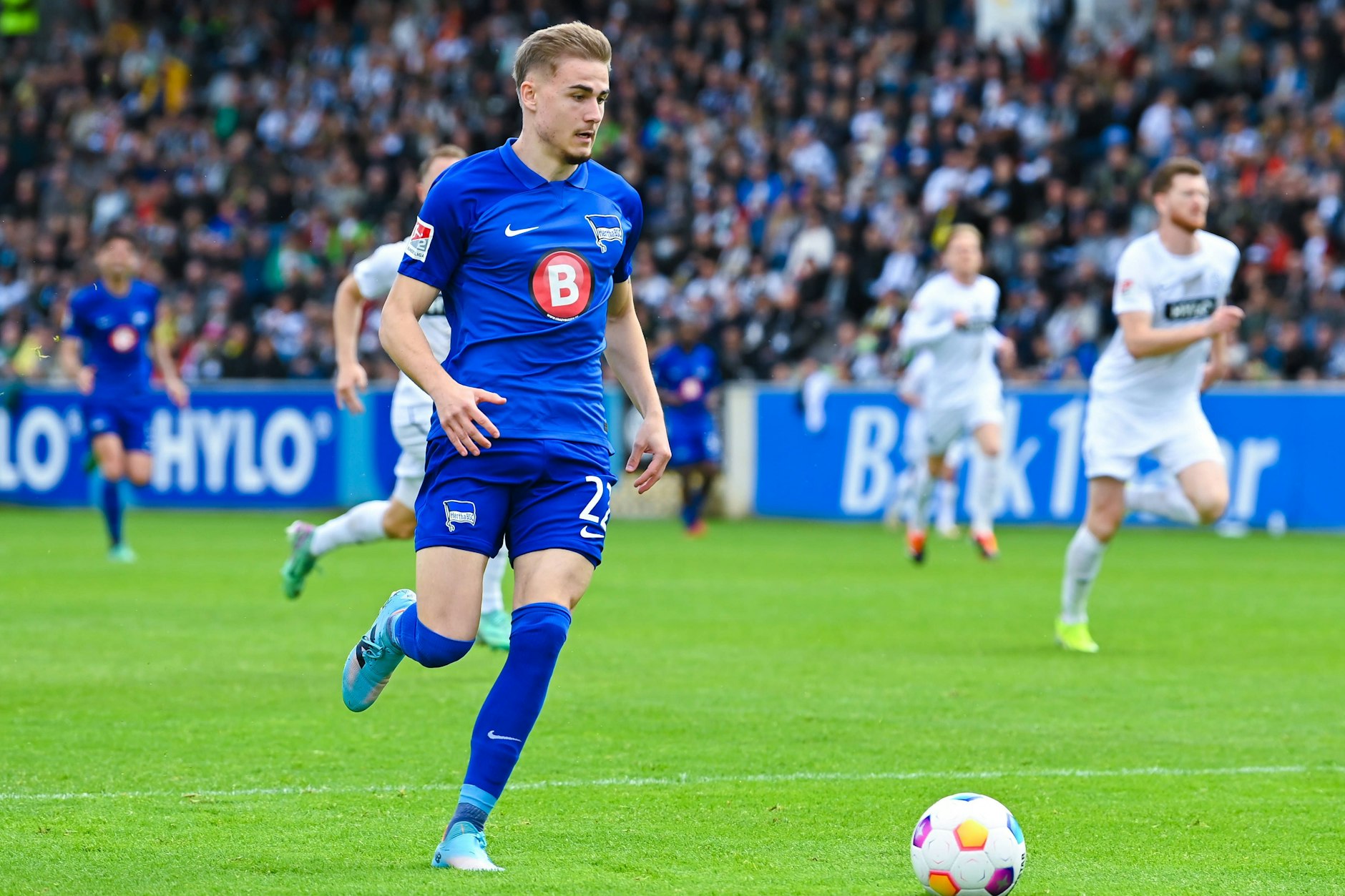 Marten Winkler von Hertha BSC gehört zu den schnellsten Spielern der Zweiten Bundesliga, jetzt wagte er ein Duell mit der 400-Meter-Läuferin Alica Schmidt.