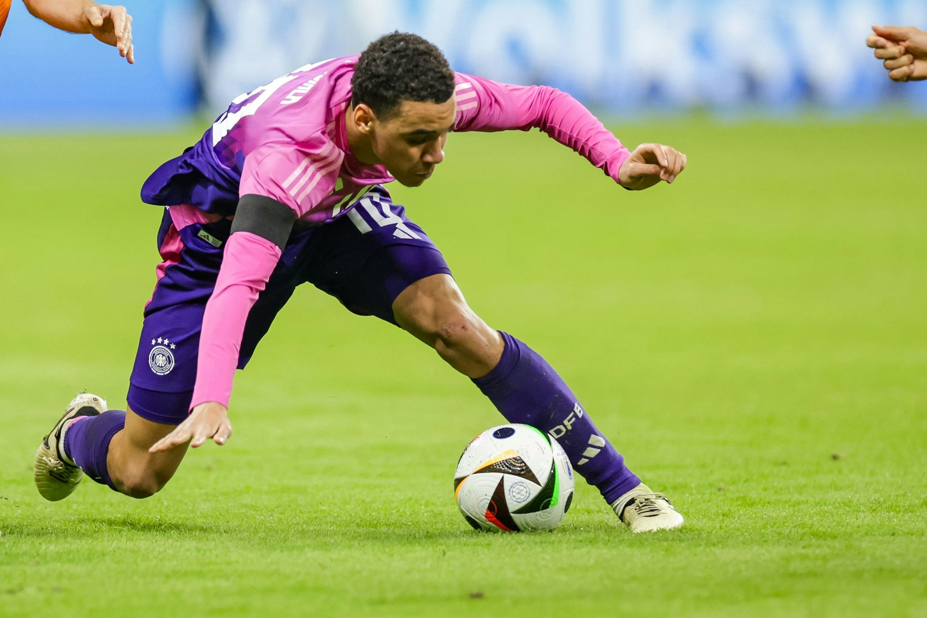 Jamal Musiala und die DFB-Elf erwartet beim EM-Spiel in Frankfurt gegen die Schweiz wegen des rutschigen Rasens erschwerte Bedingungen.&nbsp;