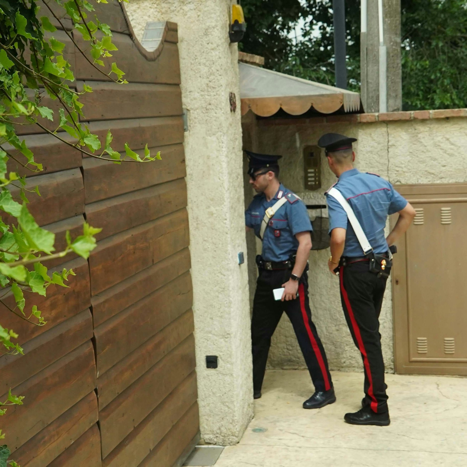 Zwei Carabinieri untersuchen den Tatort in der Baggio-Villa.
