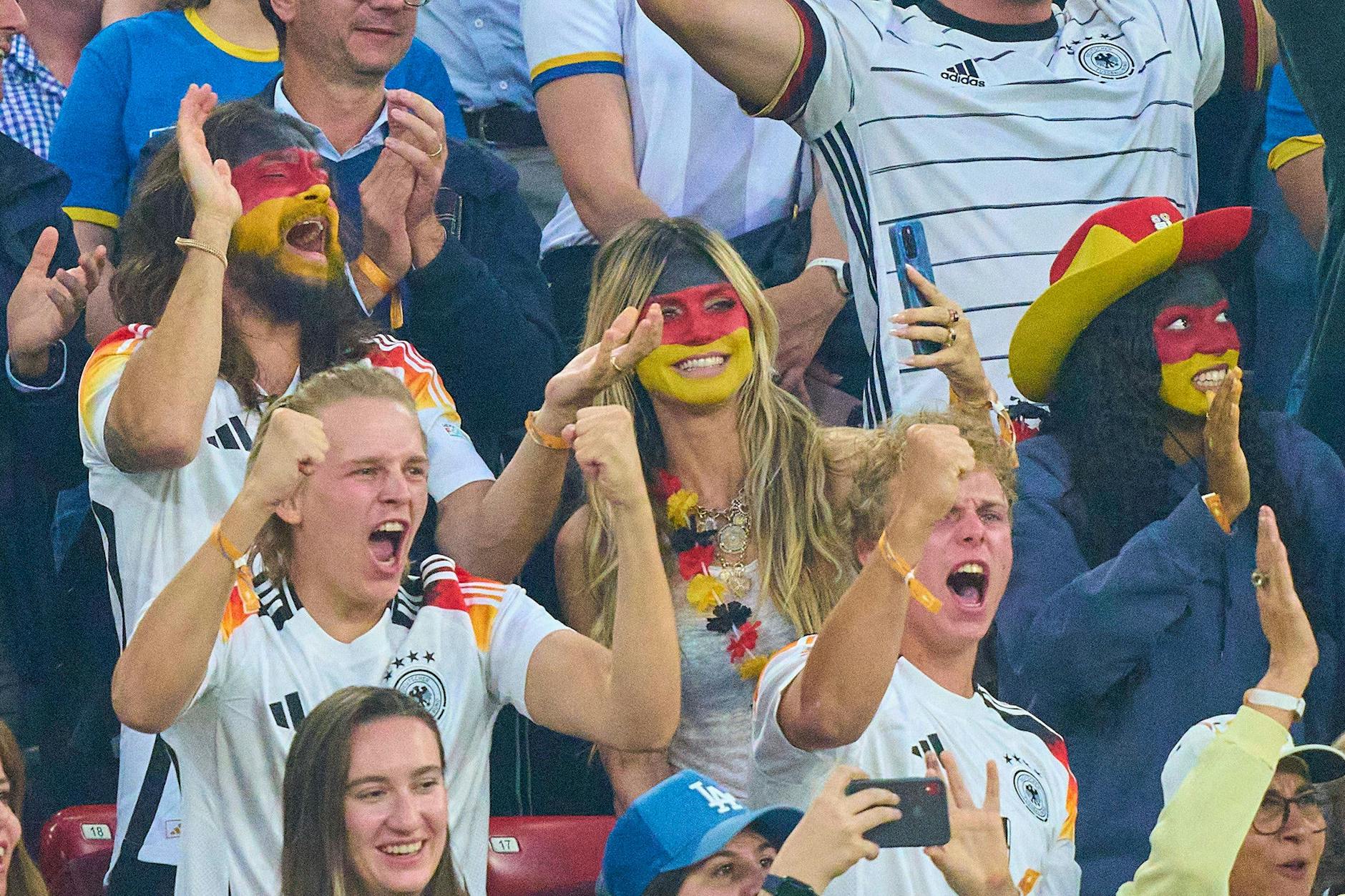 Doller wird’s nicht: Heidi Klum mit Ehemann Tom Kaulitz in Komplettbemalung beim Spiel der deutschen Nationalmannschaft gegen Schottland.