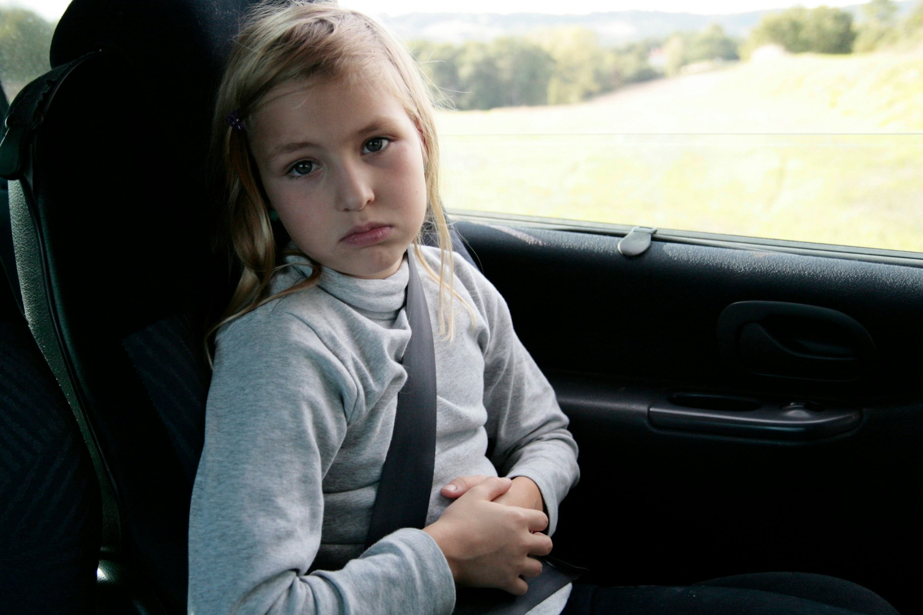 Vor allem vielen Kindern wird beim Autofahren oft schlecht.