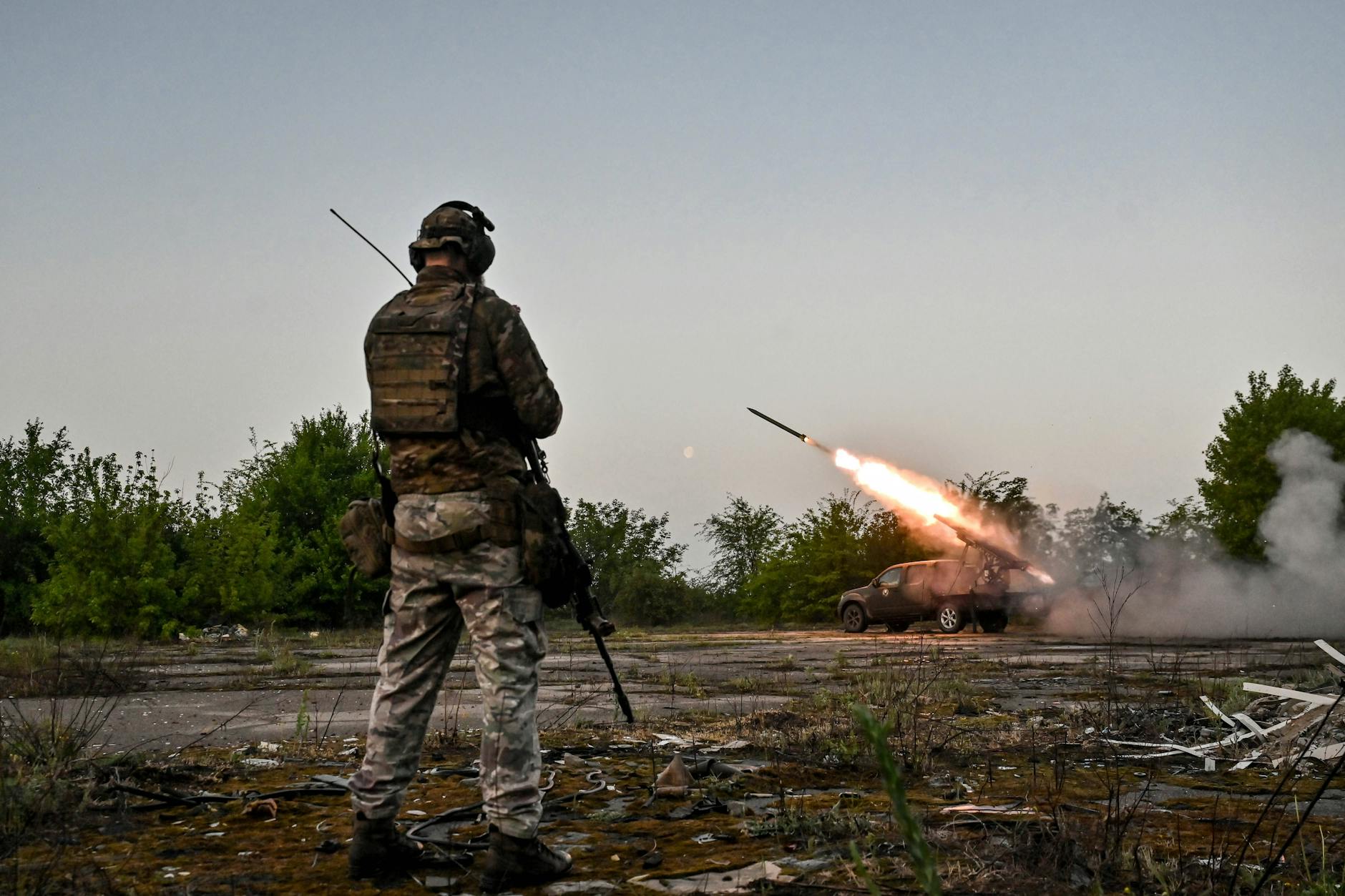 Ukrainischer Soldat beim Abschuss eines Raketenwerfers.