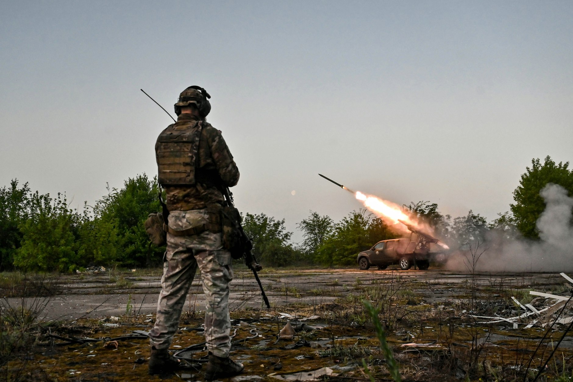 Ukrainischer Soldat beim Abschuss eines Raketenwerfers.