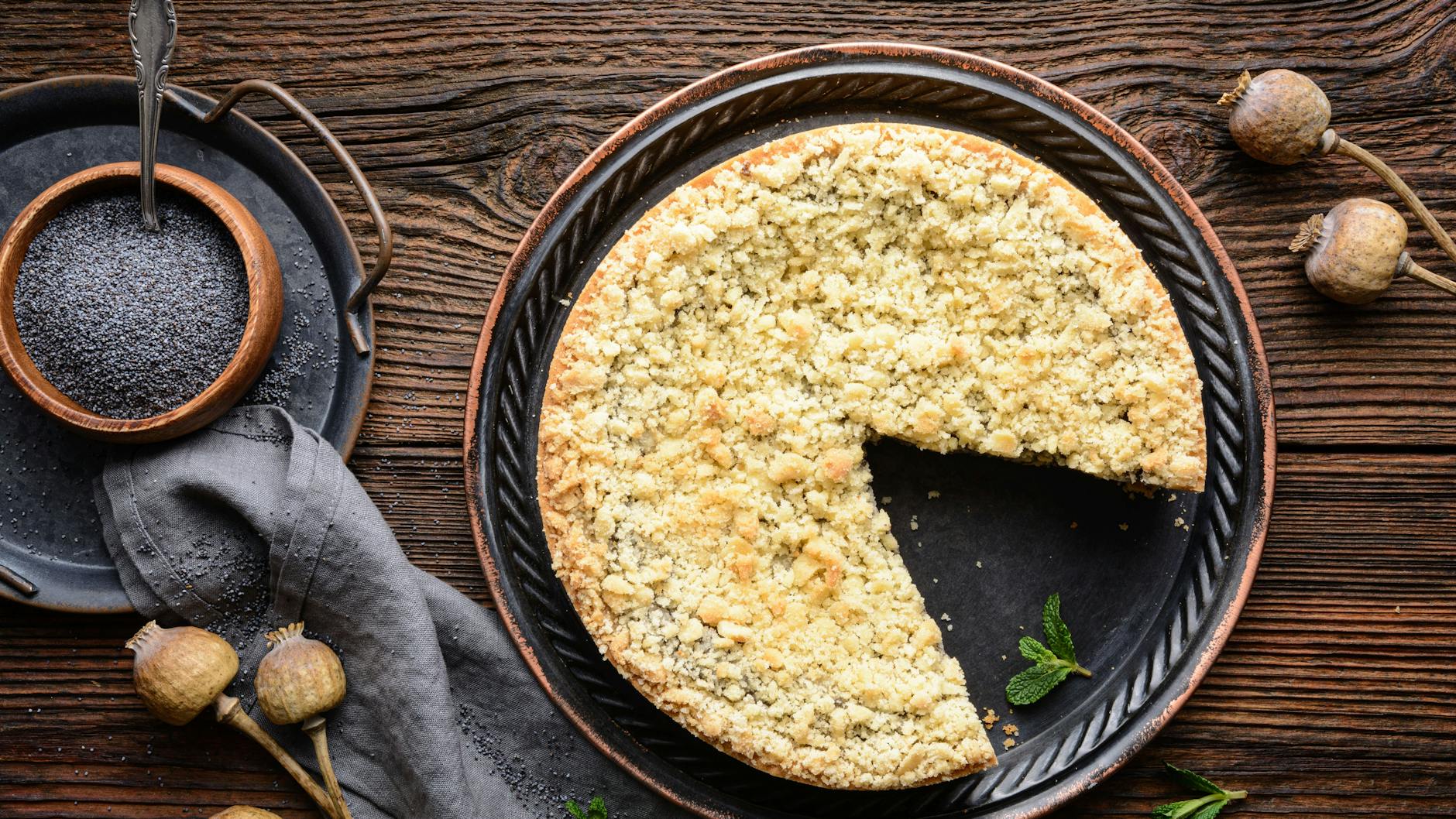 Der leckere Mohnkuchen mit Streuseln nach diesem Rezept schmückt jede Kaffeetafel.
