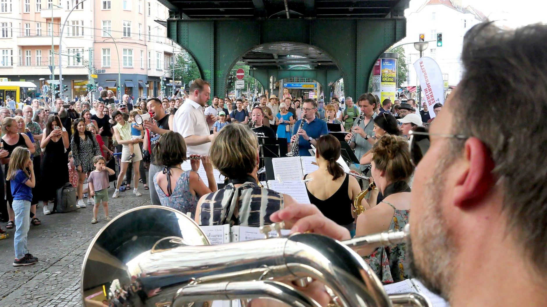 Während der Fête de la Musique 2023 heizt die Zentralkapelle Berlin am U-Bahnhof Eberswalder Straße ordentlich ein.