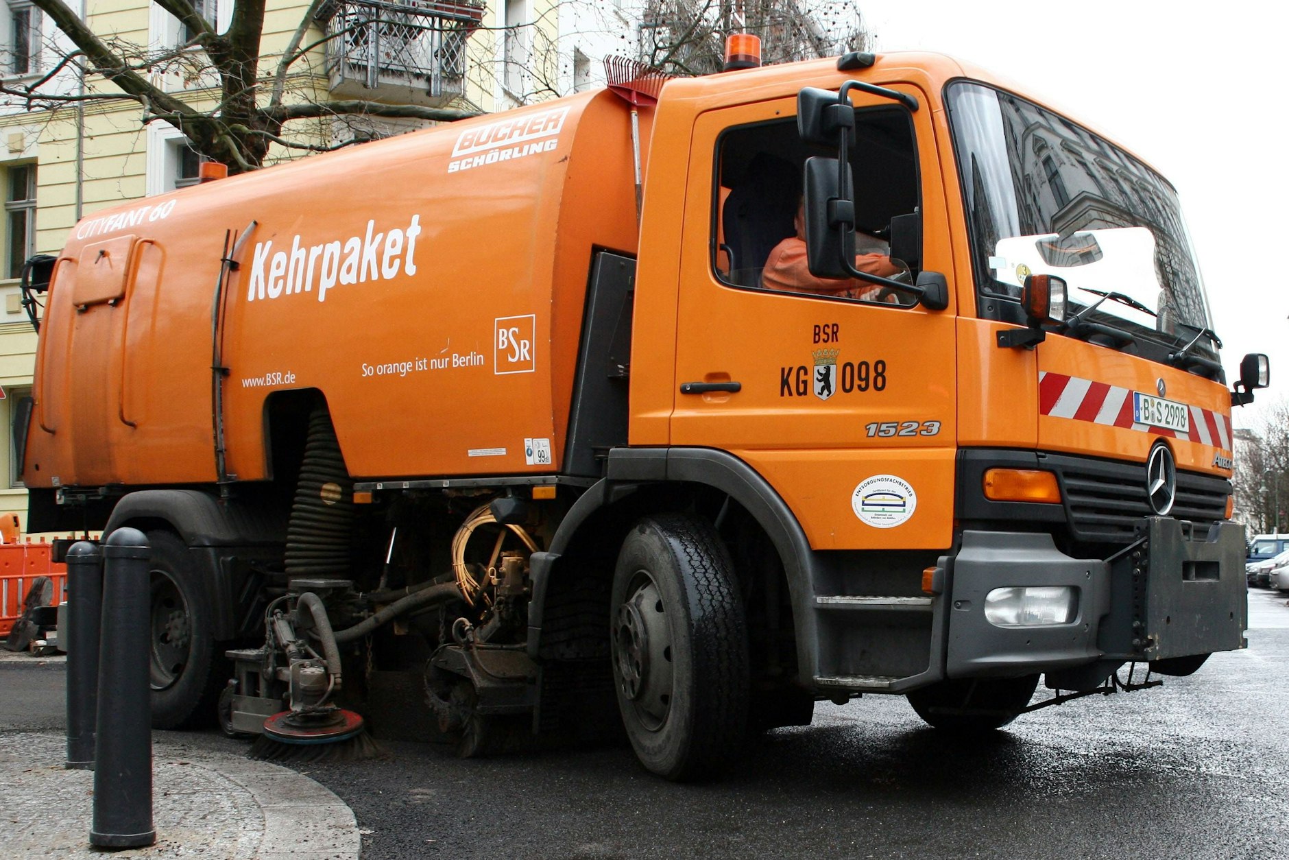 Die BSR ist für ihre witzigen und geschmackvollen Slogans auf ihren Müllwagen und Mülleimern bekannt und berühmt.
