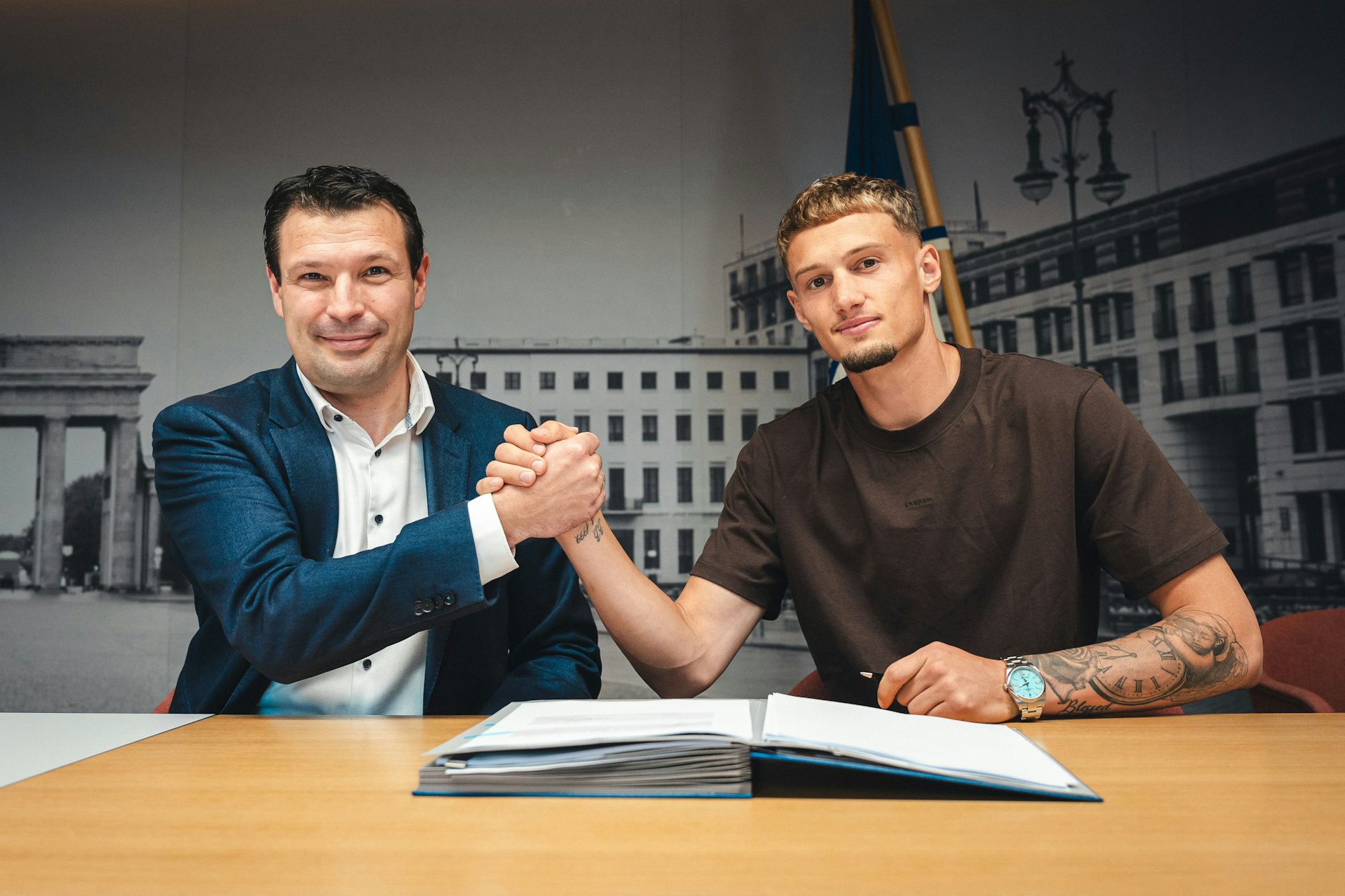 Michael Cuisance und Herthas Spordirektor bei der Vertragsunterschrift.