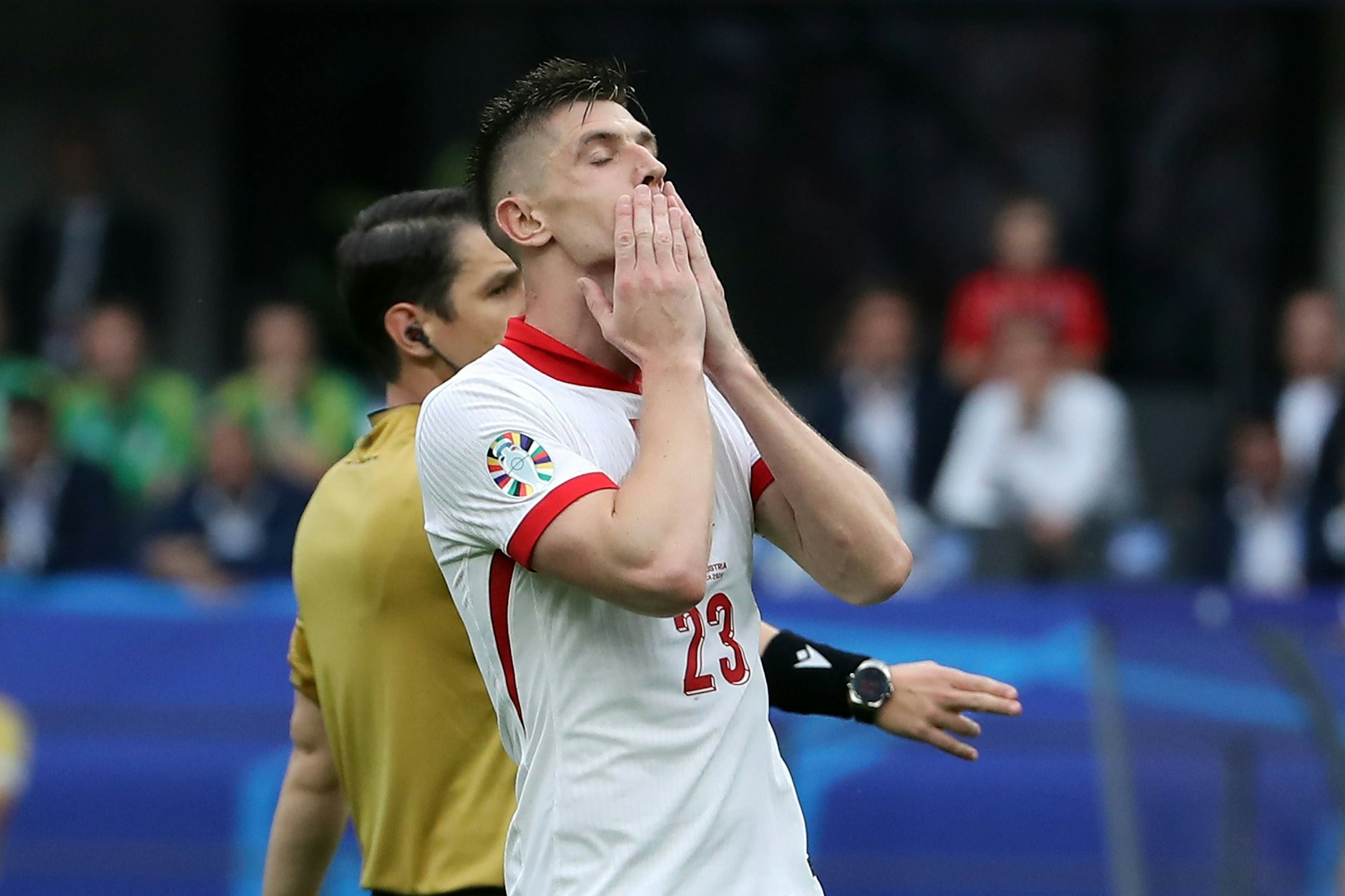 Krzysztof Piątek kann es nicht fassen. Mit Polen schied er bei der EM als erstes Team des Turniers aus. Mal wieder hat ihm das Olympiastadion nur Unglück gebracht.