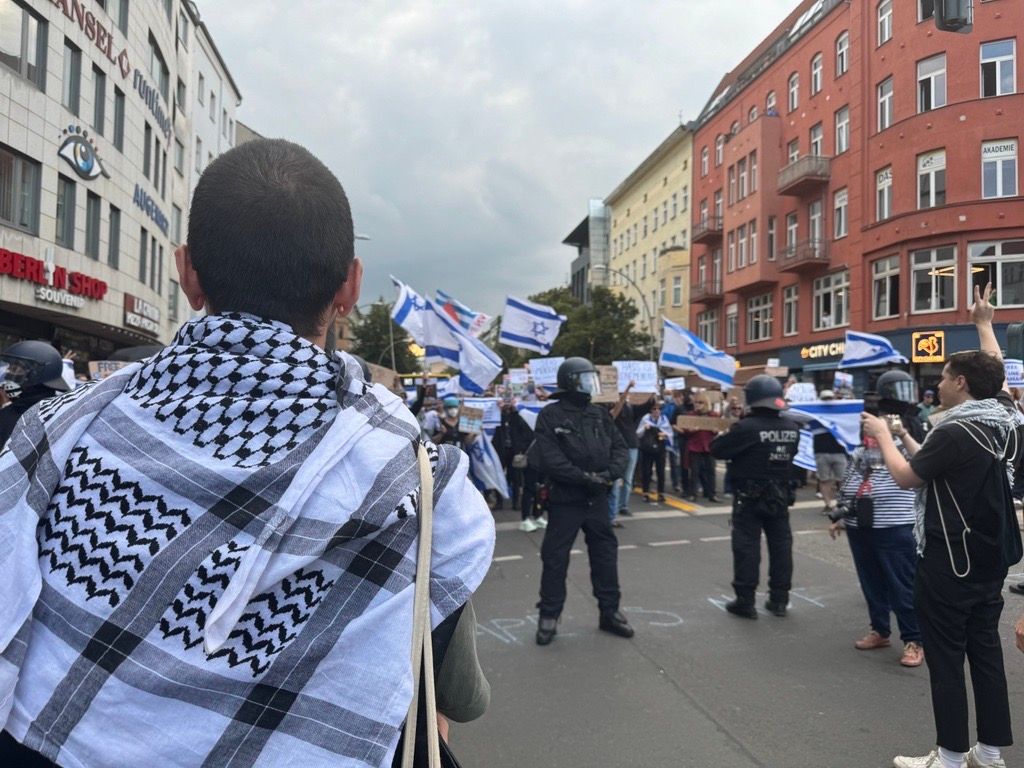 Image - Ausschreitungen und Wasserwerfer: Palästina-Demo trifft in Berlin-Mitte auf Israel-Anhänger