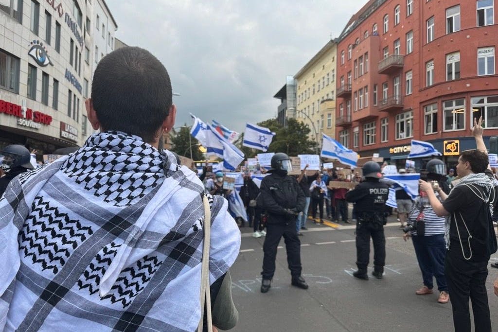 Pro-Palästina-Demonstration trifft auf Gegendemo am Rosenthaler Platz.