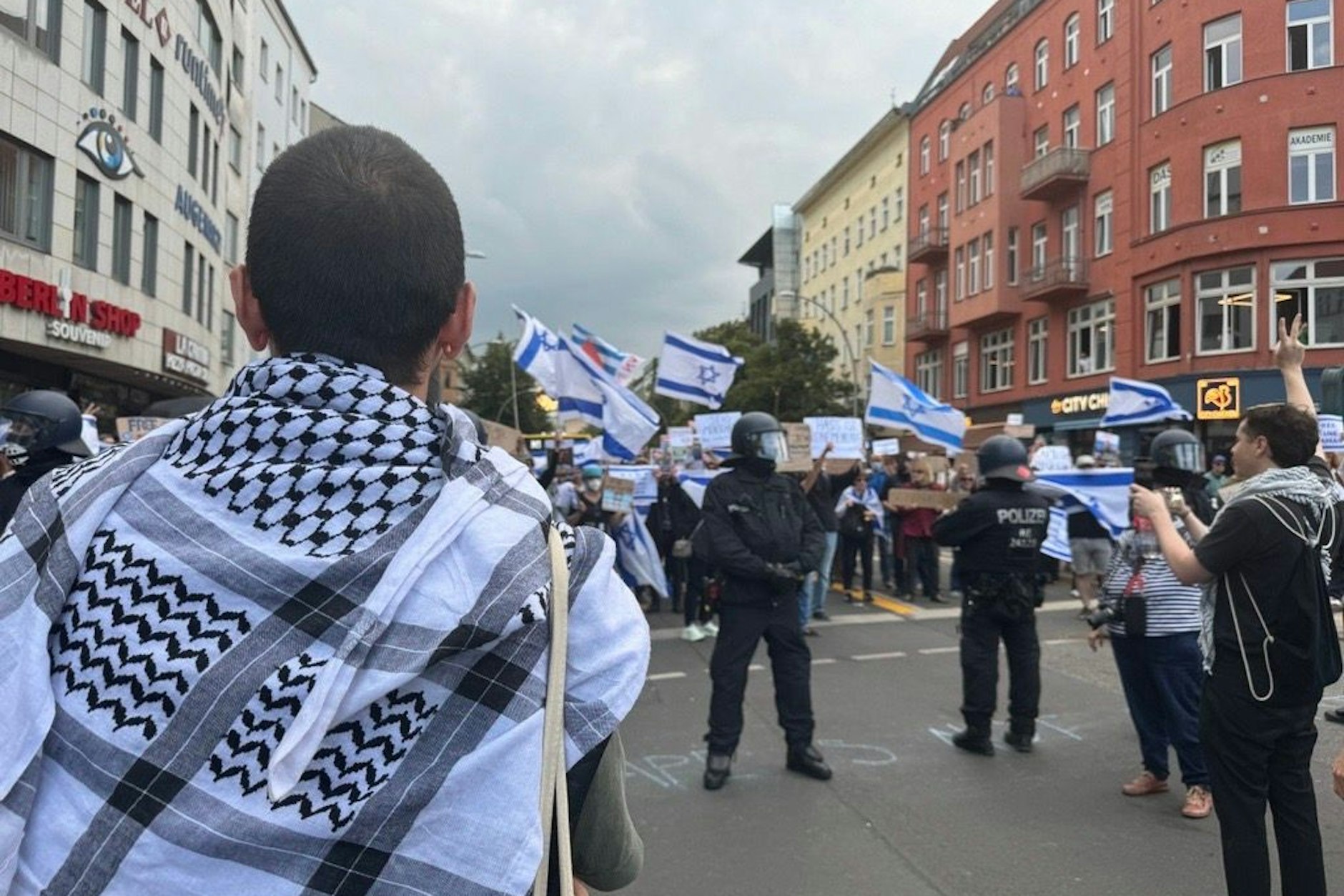 Pro-Palästina-Demonstration trifft auf Gegendemo am Rosenthaler Platz.