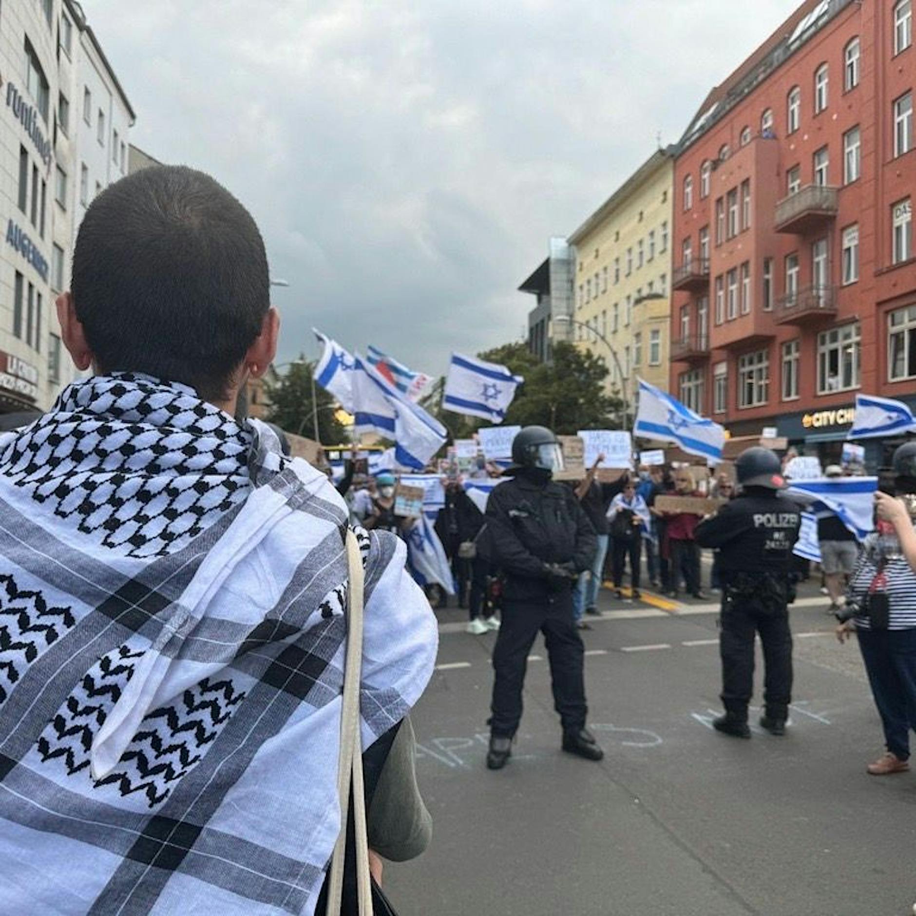 Ausschreitungen und Wasserwerfer: Palästina-Demo trifft in Berlin-Mitte auf Israel-Anhänger
