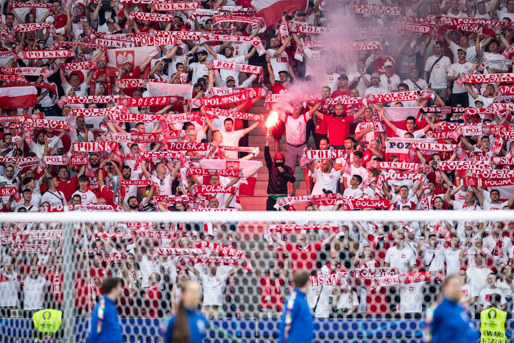 Horror bei EM! Fan stürzt von Tribüne +++ PolenFans prügeln sich mit Polizei