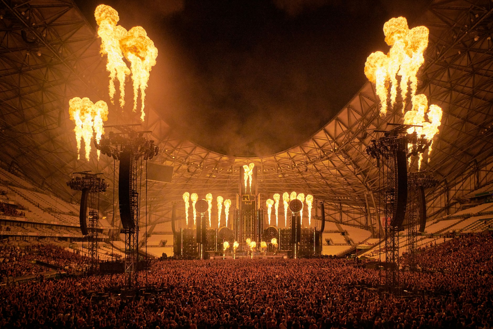 Bereits zum vierten Mal reisen die Rocker von Rammstein mit ihrer riesigen Bühne durch Europa.