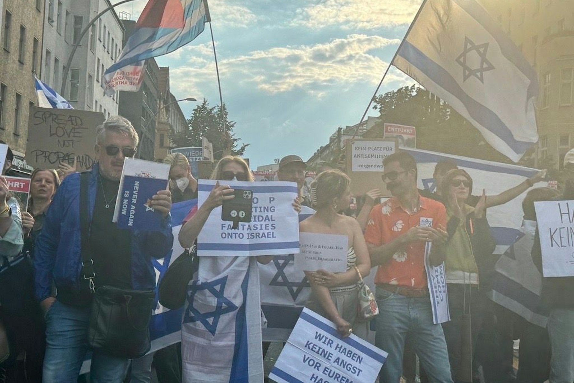 Gegendemonstranten protestieren mit Israel-Flaggen gegen den propalästinensischen Aufzug.&nbsp;
