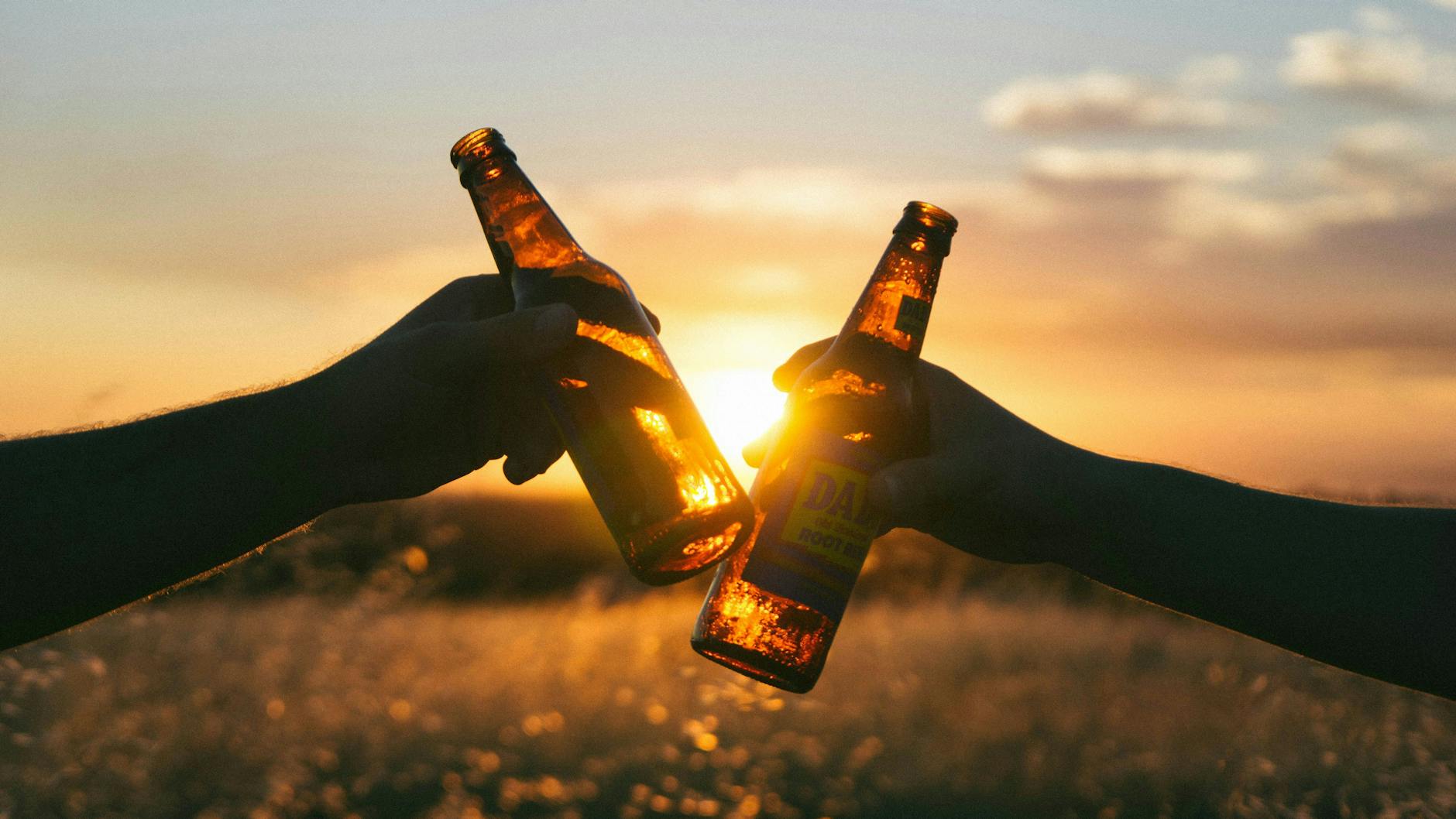 Prost! Wer abends was trinkt, bei dem trinken die Mücken wahrscheinlich mit.