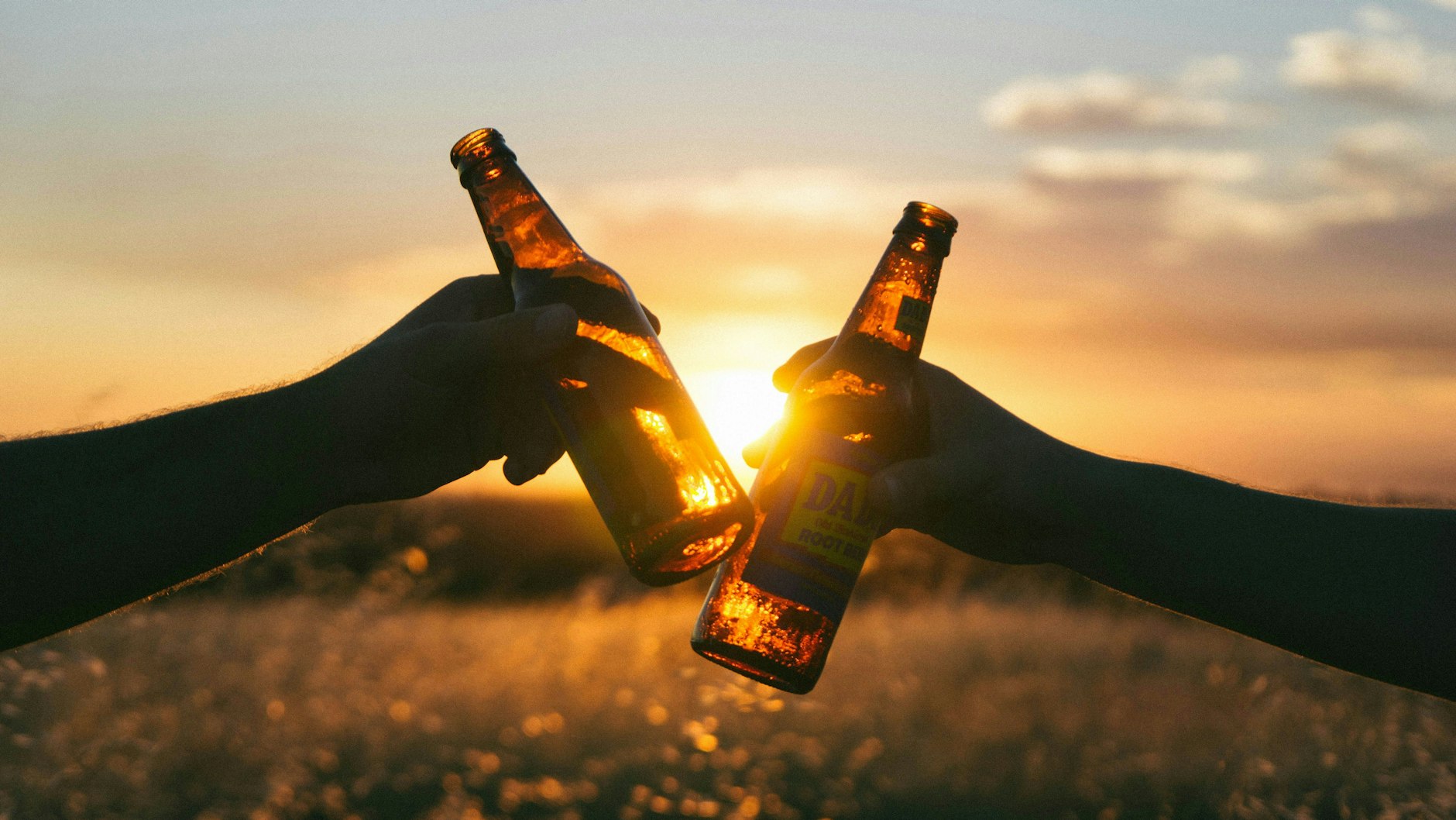Prost! Wer abends was trinkt, bei dem trinken die Mücken wahrscheinlich mit.