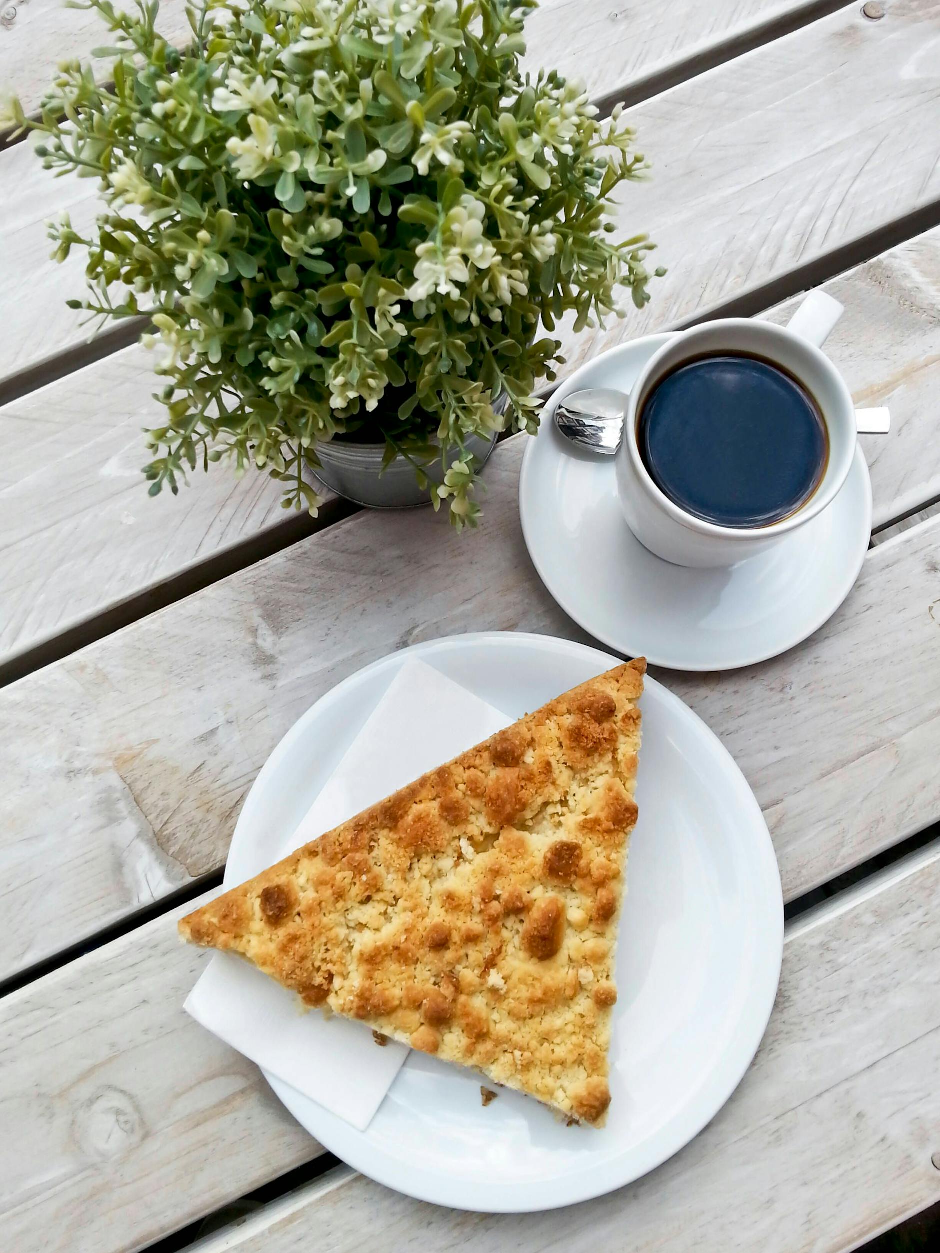 Ein Stück Streuselkuchen zum Kaffee: Mit einer ordentlichen Pudding-Füllung überzeugt dieses Rezept alle Naschkatzen und die, die es werden wollen!