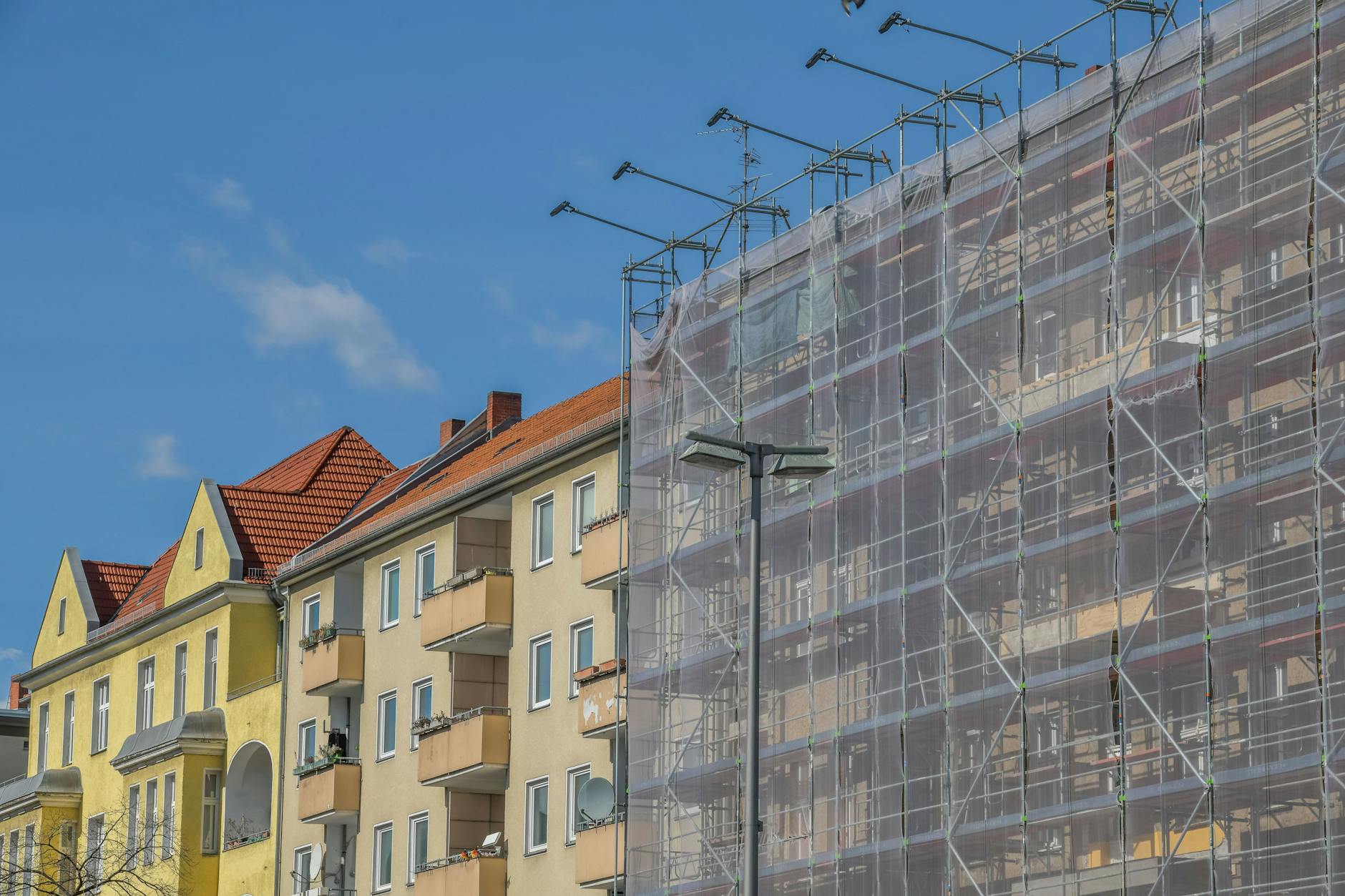Der Mann gelangte über ein Baugerüst wie hier in Charlottenburg in die Wohnung.
