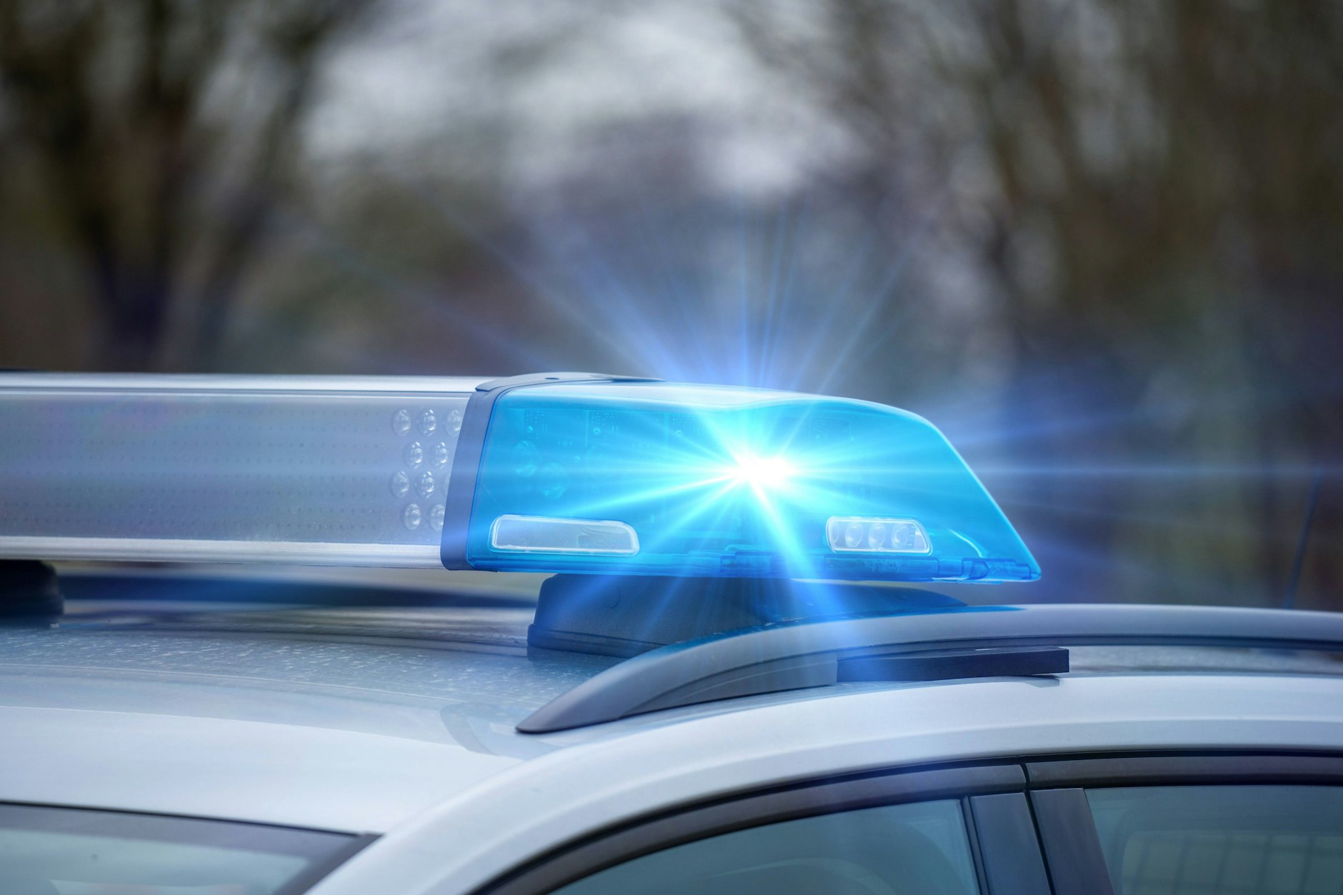 Die Polizei fahndet aktuell nach mehreren Tätern, die im Berliner Ortsteil Falkenhagener Feld einen Betonklotz aus einem Wohnhaus schmissen.