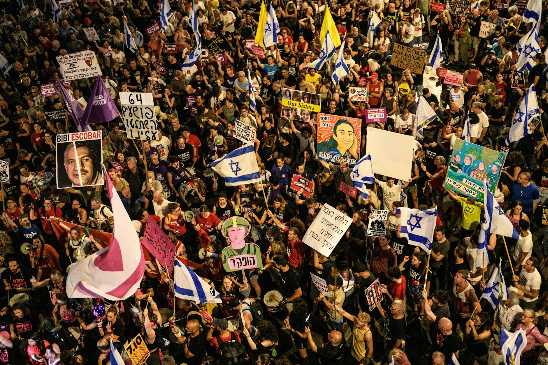 Zahlreiche Menschen haben sich in Tel Aviv zu einer Demonstration versammelt. 