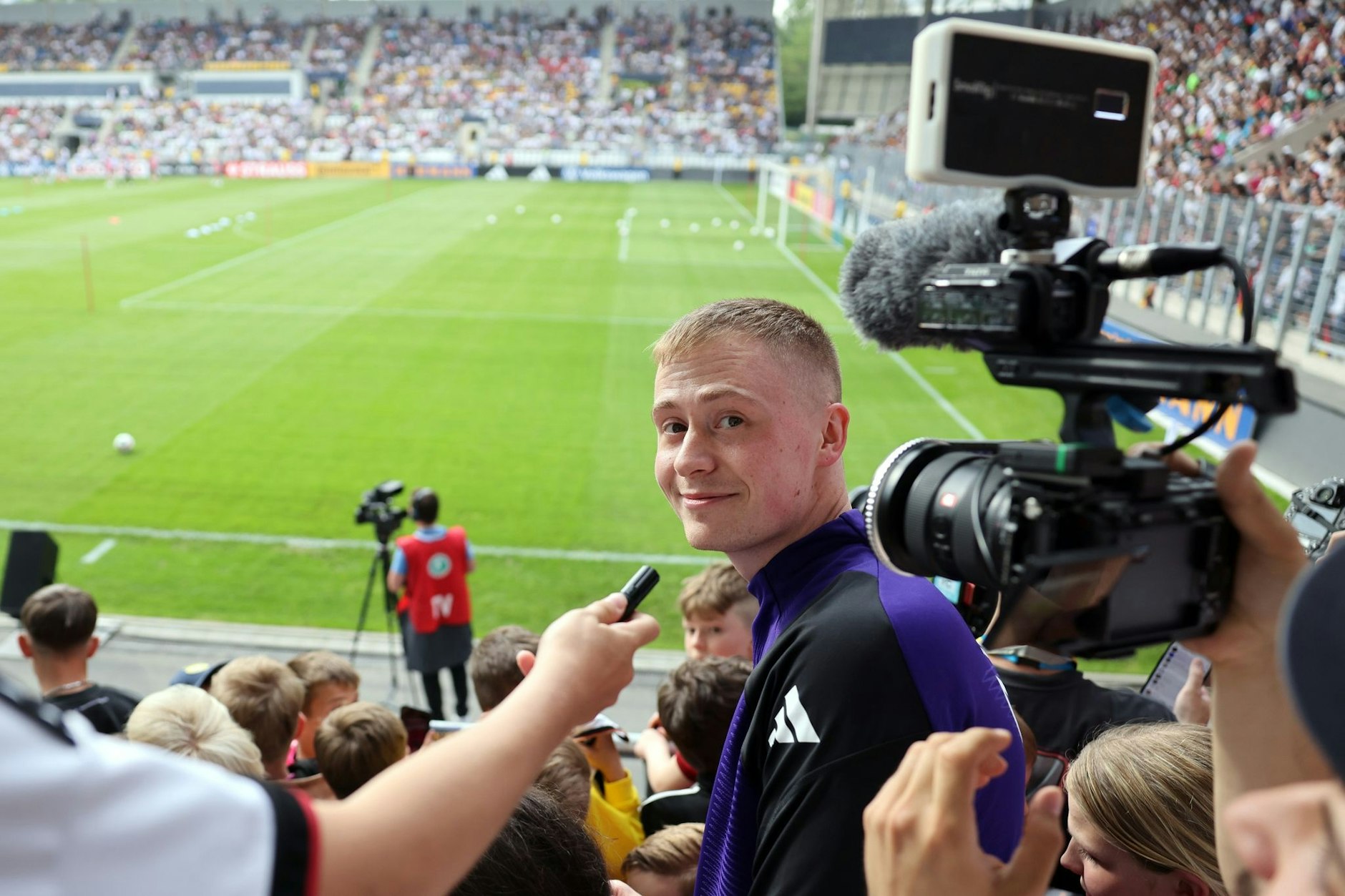 Youtuber Marvin Wildhage hatte sich bereits im Mai im offiziellen Outfit unter die Spieler gemischt, wurde dann aber auf die Tribüne geschickt.