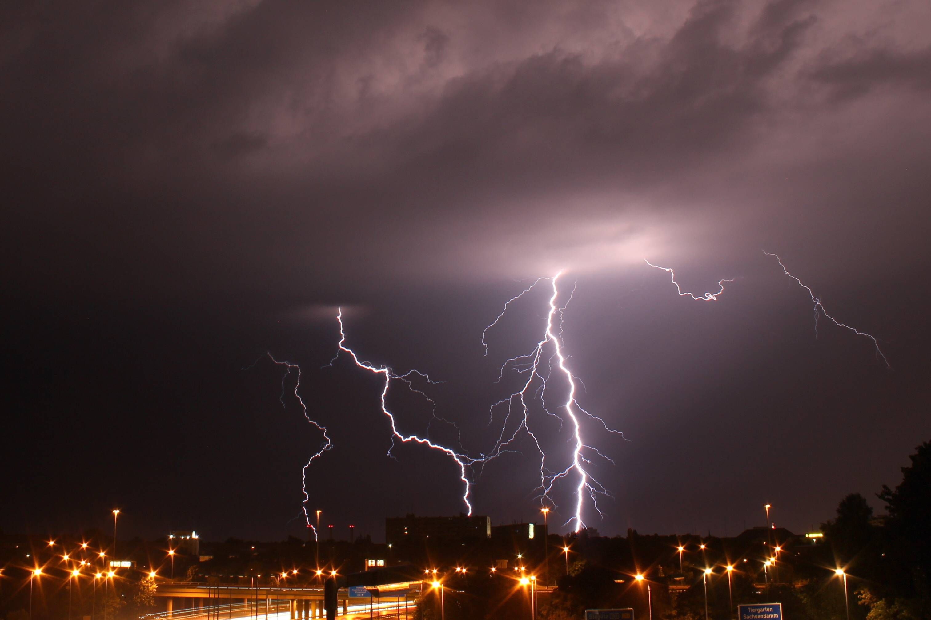 Vom Blitz getroffen werden: Wie wahrscheinlich ist das – und kann man überleben?