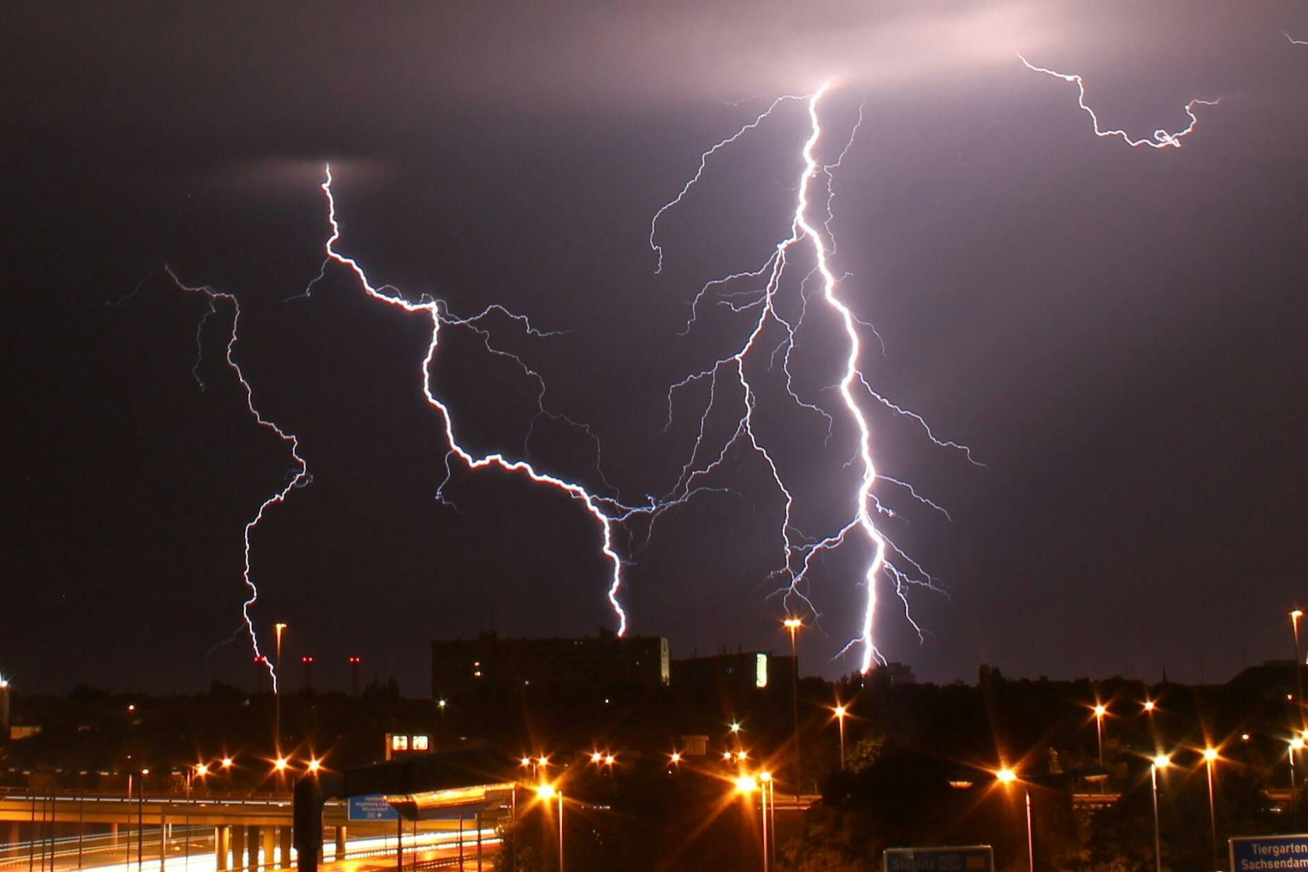 Wie wahrscheinlich ist es, vom Blitz getroffen zu werden - und kann man einen Blitzeinschlag überleben?