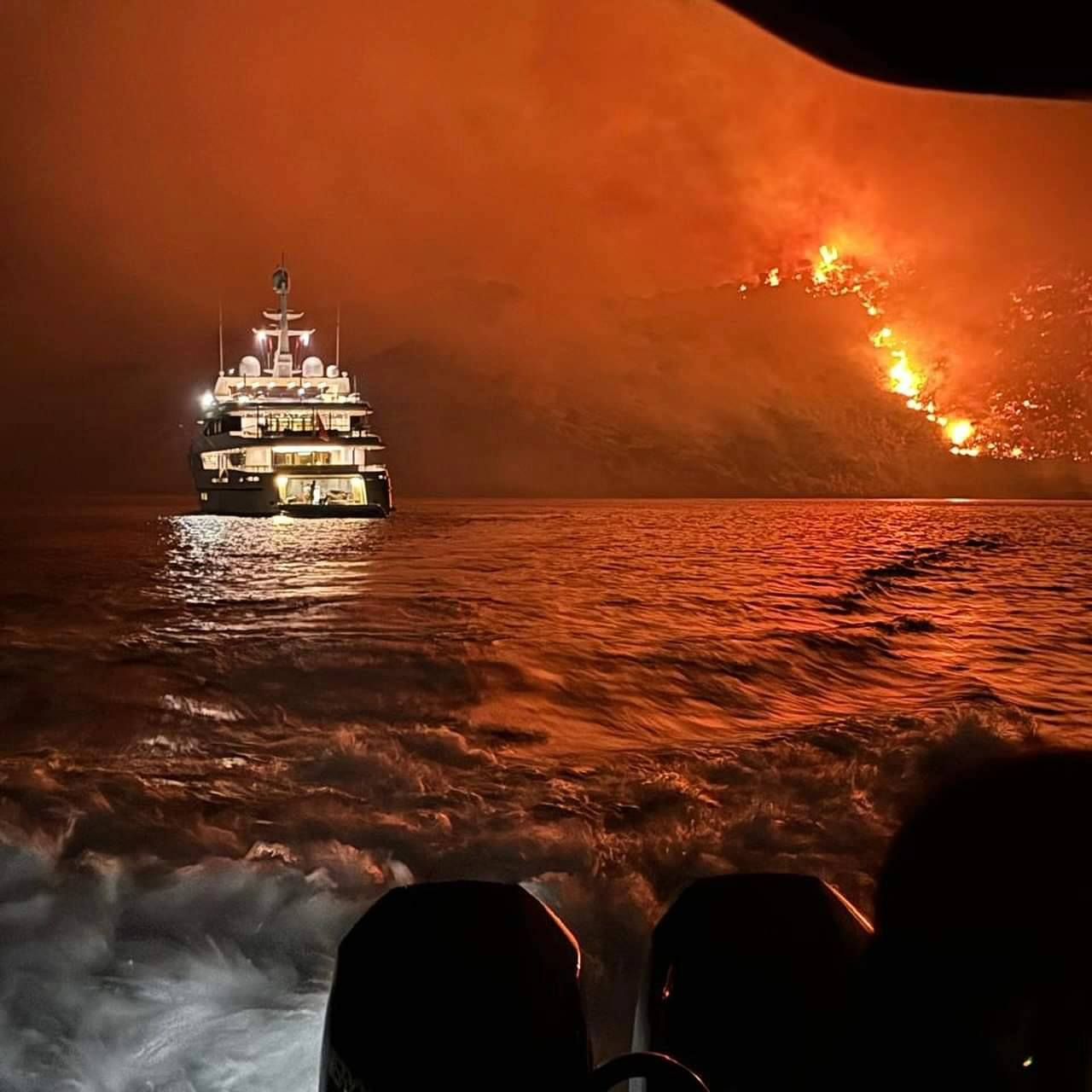 Feuerwerk trotz Dürre: Yacht-Idioten fackeln Wald auf Ferieninsel ab!