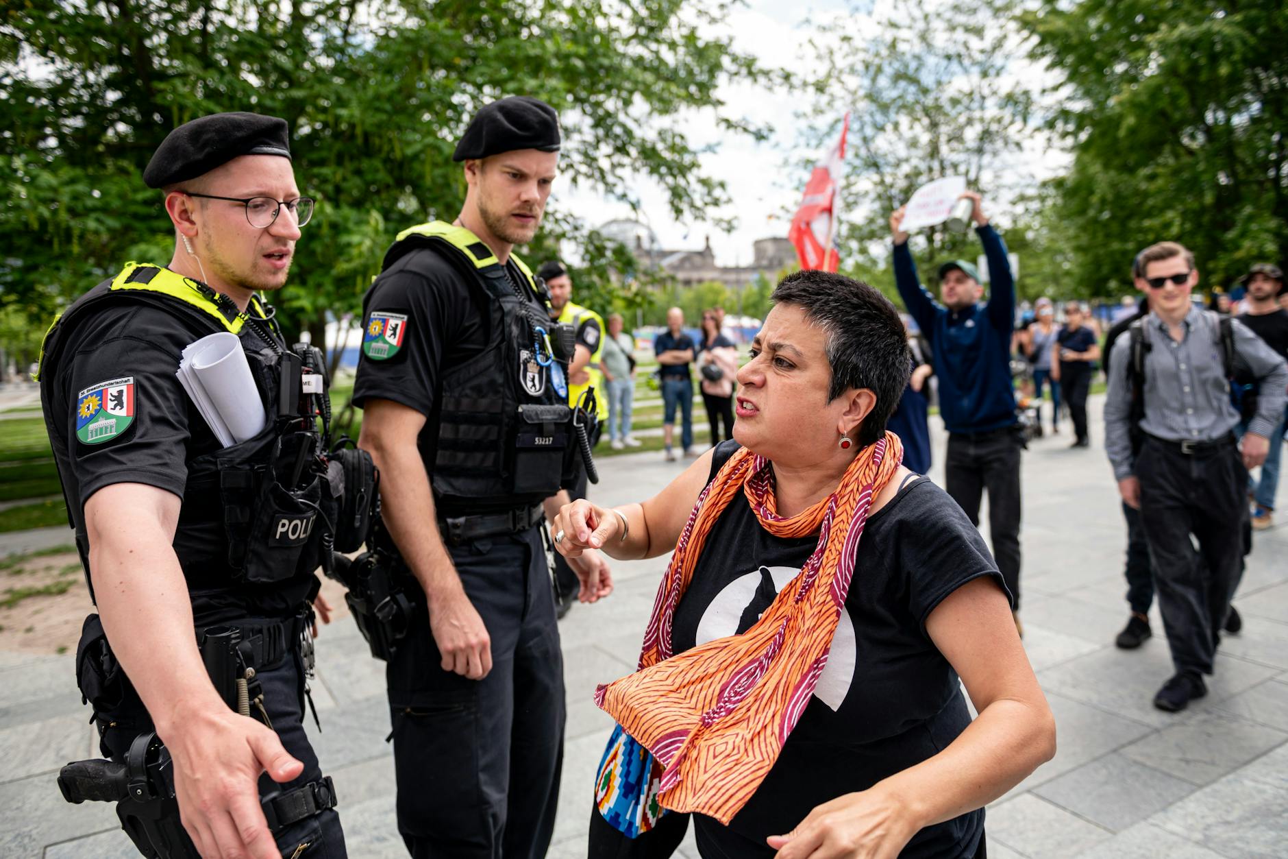 Berlin: Eine Demonstrantin ruft vor dem Kanzleramt und protestiert gegen den Besuch des argentinischen Präsidenten Javier Milei.