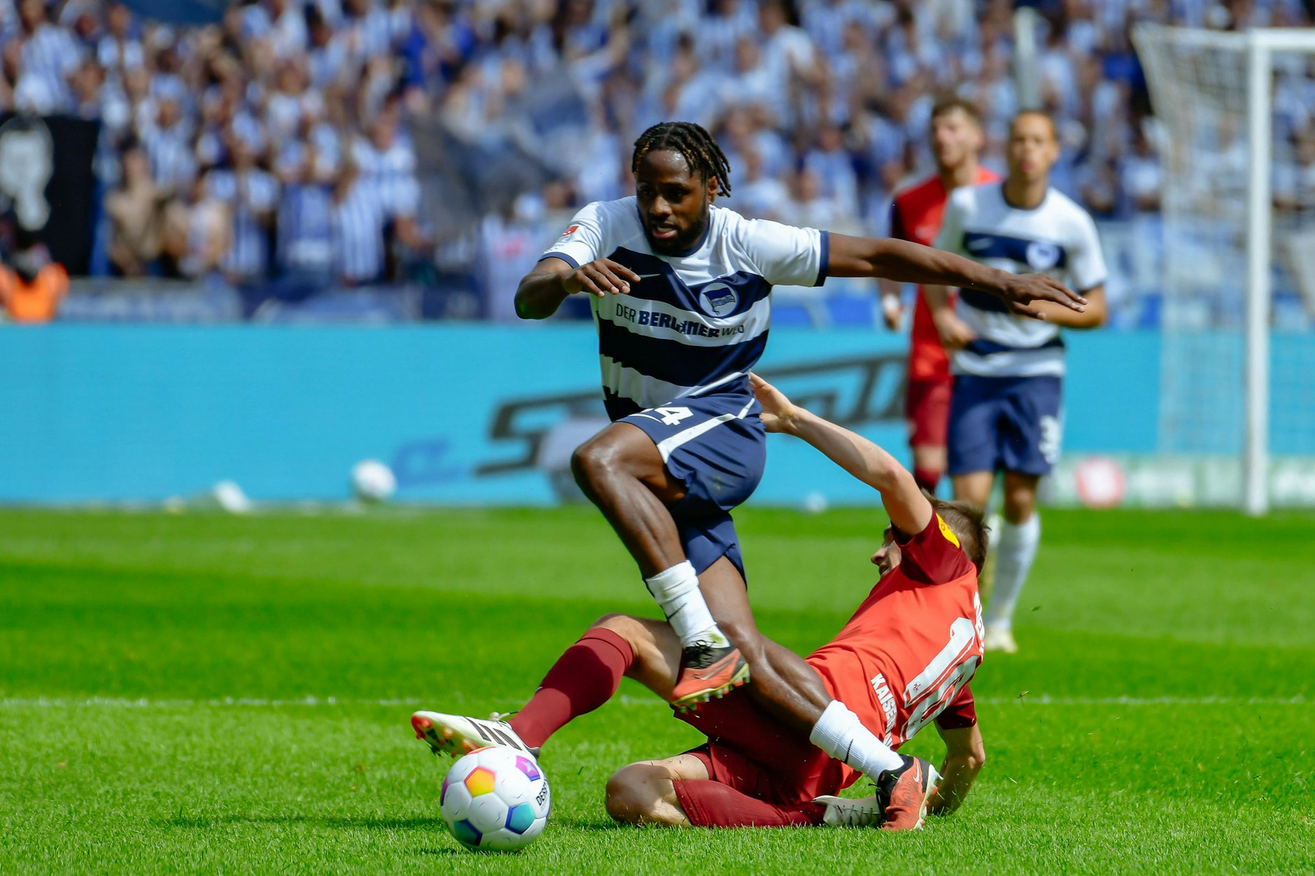 Herthas Fans können auch nächste Saison Deyo Zeefuik zujubeln, wenn er wieder knallhart in die Zweikämpfe geht.