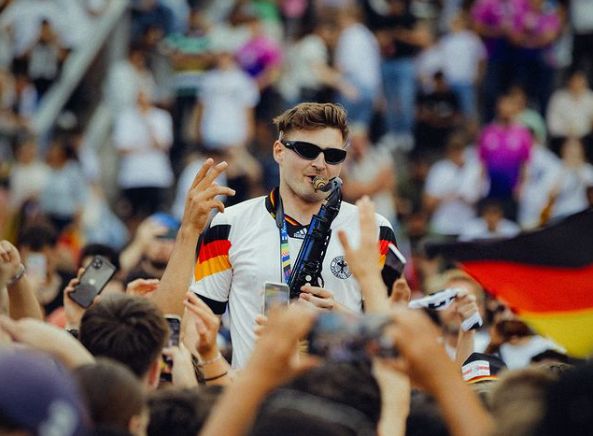 Saxophonist Andre Schnura lässt EM-Fans ausrasten – kommt er nach Berlin?