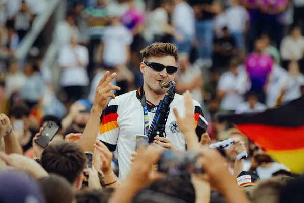 Der Saxofonist Andre Schnura bringt die EM-Fans zum Ausrasten.