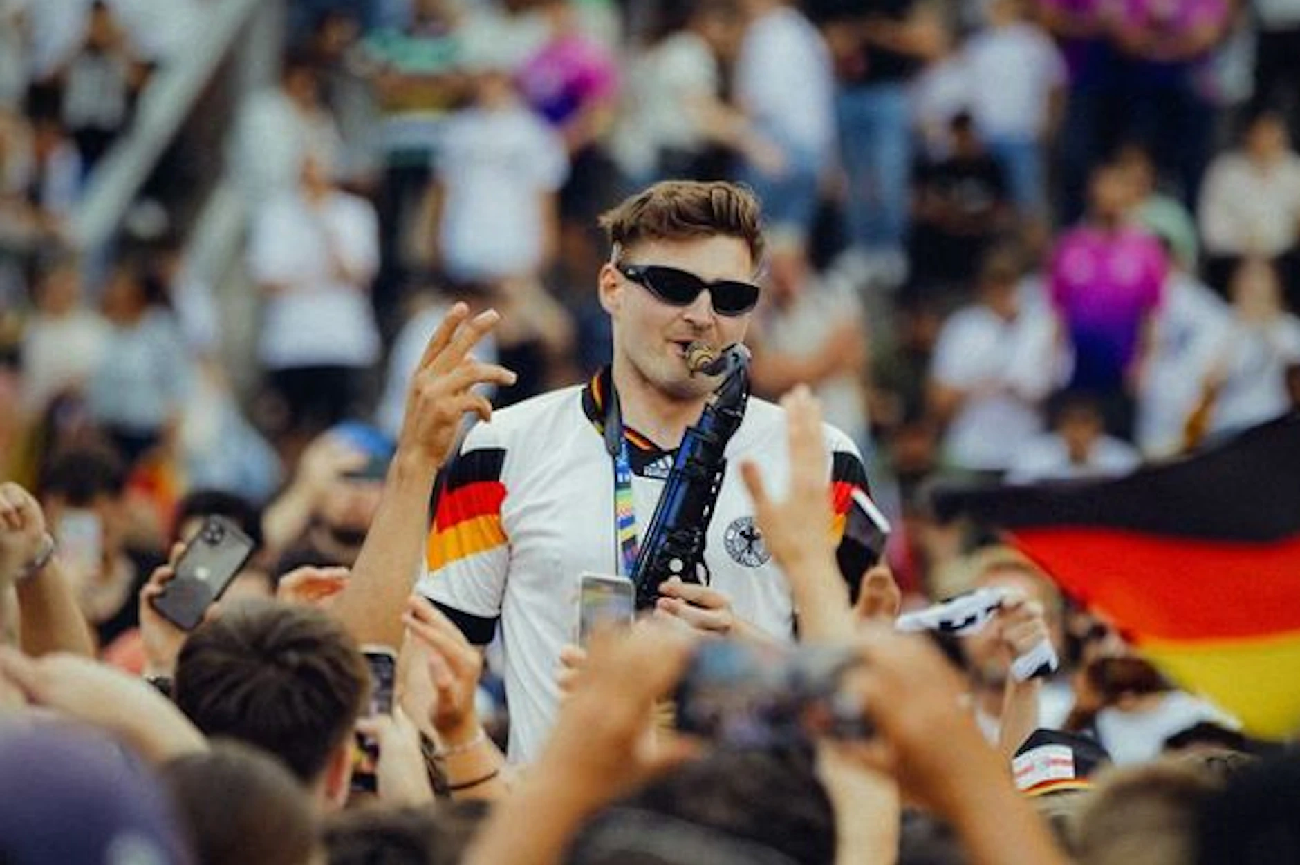 Der Saxofonist Andre Schnura bringt die EM-Fans zum Ausrasten.