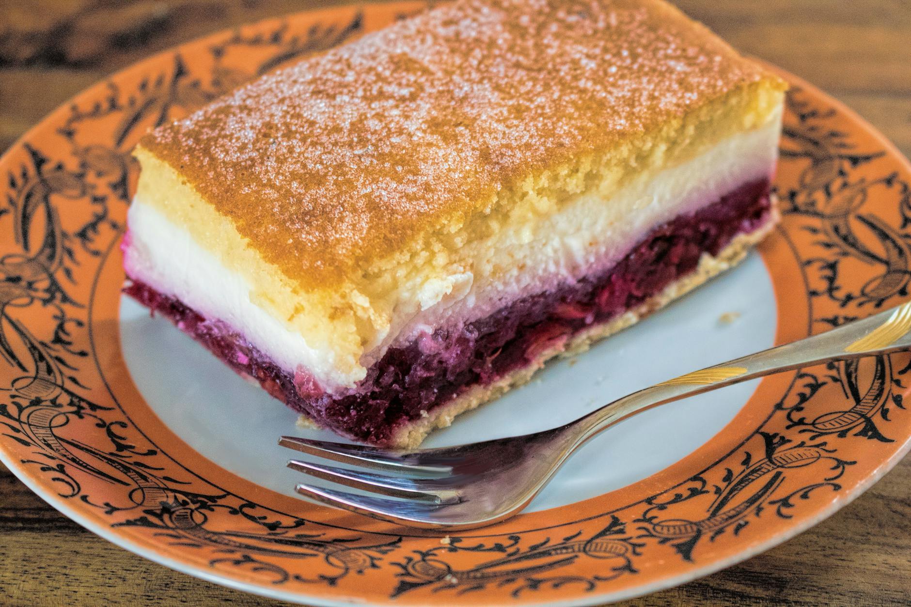 Eierschecke schmeckt köstlich - wer es fruchtig mag, wird dieses Rezept für Eierschecke mit Kirschen besonders lieben.